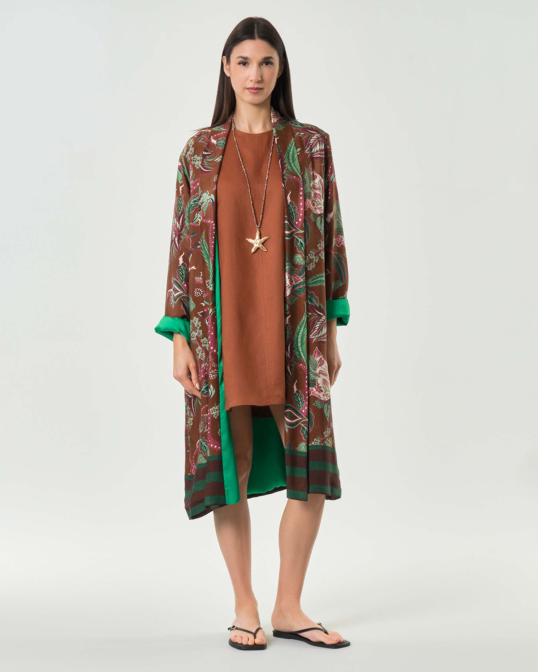 Kimono lungo Wu'Side marrone in raso di viscosa stampato con fantasia floreale