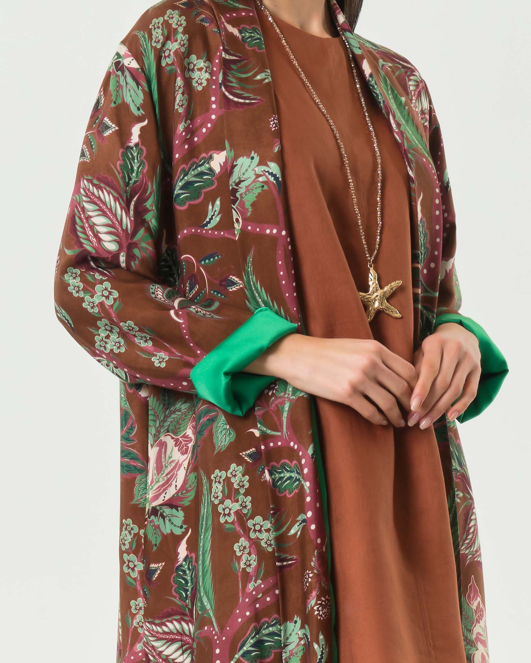 Kimono lungo Wu'Side marrone in raso di viscosa stampato con fantasia floreale image