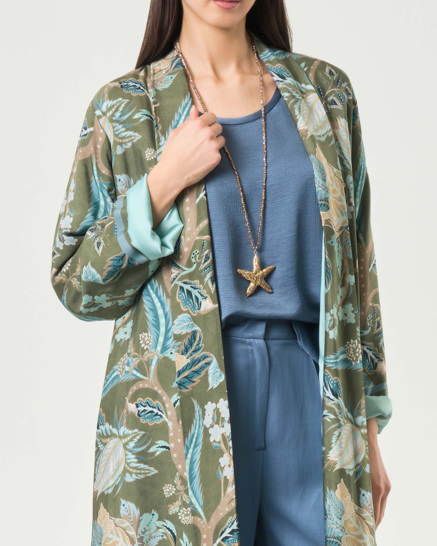 Kimono lungo Wu'Side verde militare in raso di viscosa stampato con fantasia floreale image