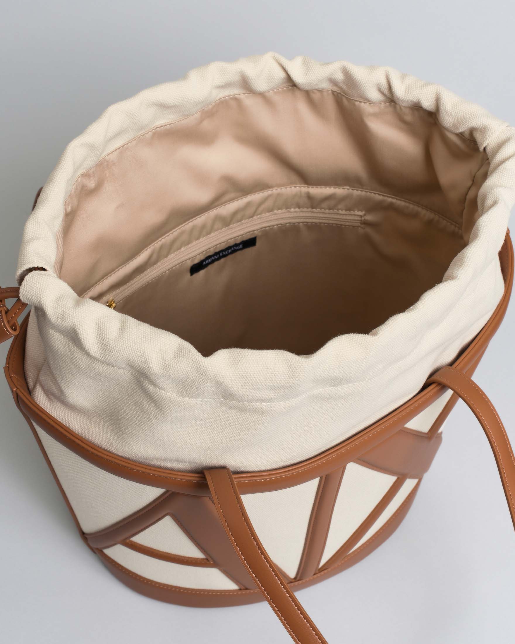 Borsa grande a secchiello Armani Exchange in canvas écru e similpelle cuoio con tracolla image
