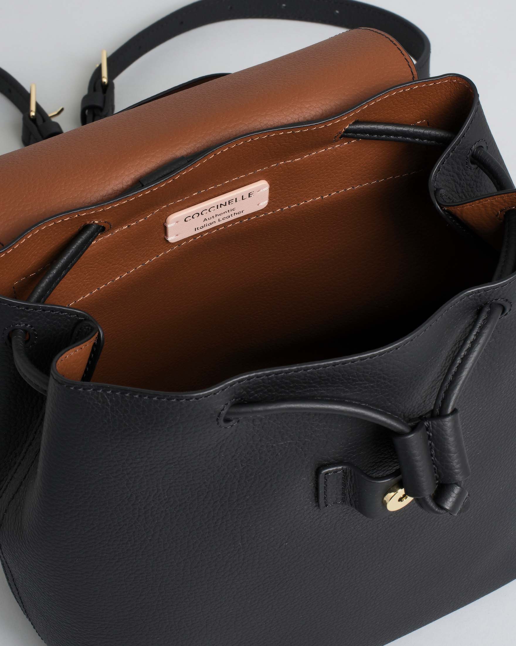Zaino Nikla Coccinelle in pelle double-face nera con patta e logo C-Me image