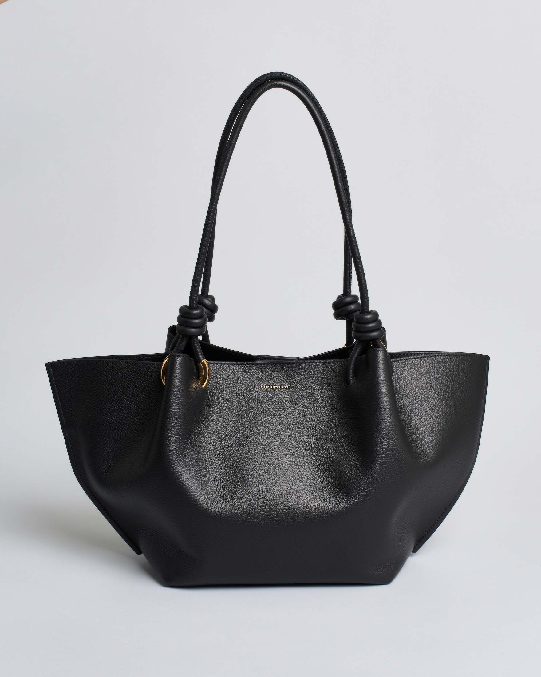 Borsa a mano nera in pelle granulata con manici e chiusura magnetica