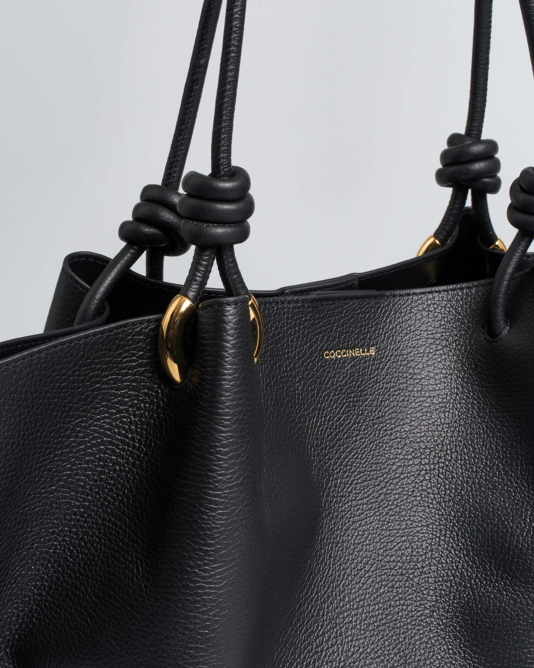 Borsa a mano Coccinelle nera in pelle granulata con manici e chiusura magnetica image