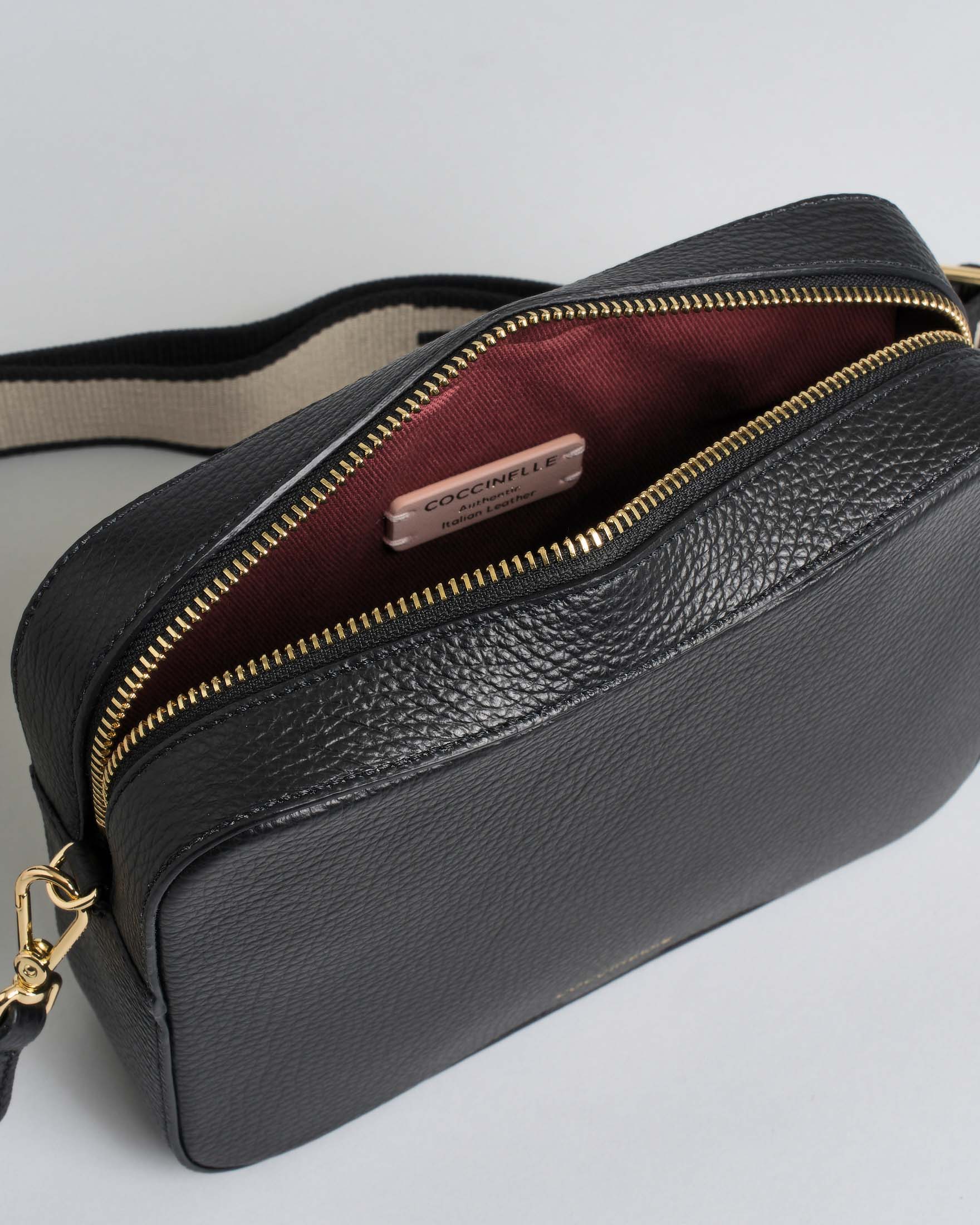 Borsa a tracolla Tebe Coccinelle in pelle nera double-face con tracolla removibile in tessuto image