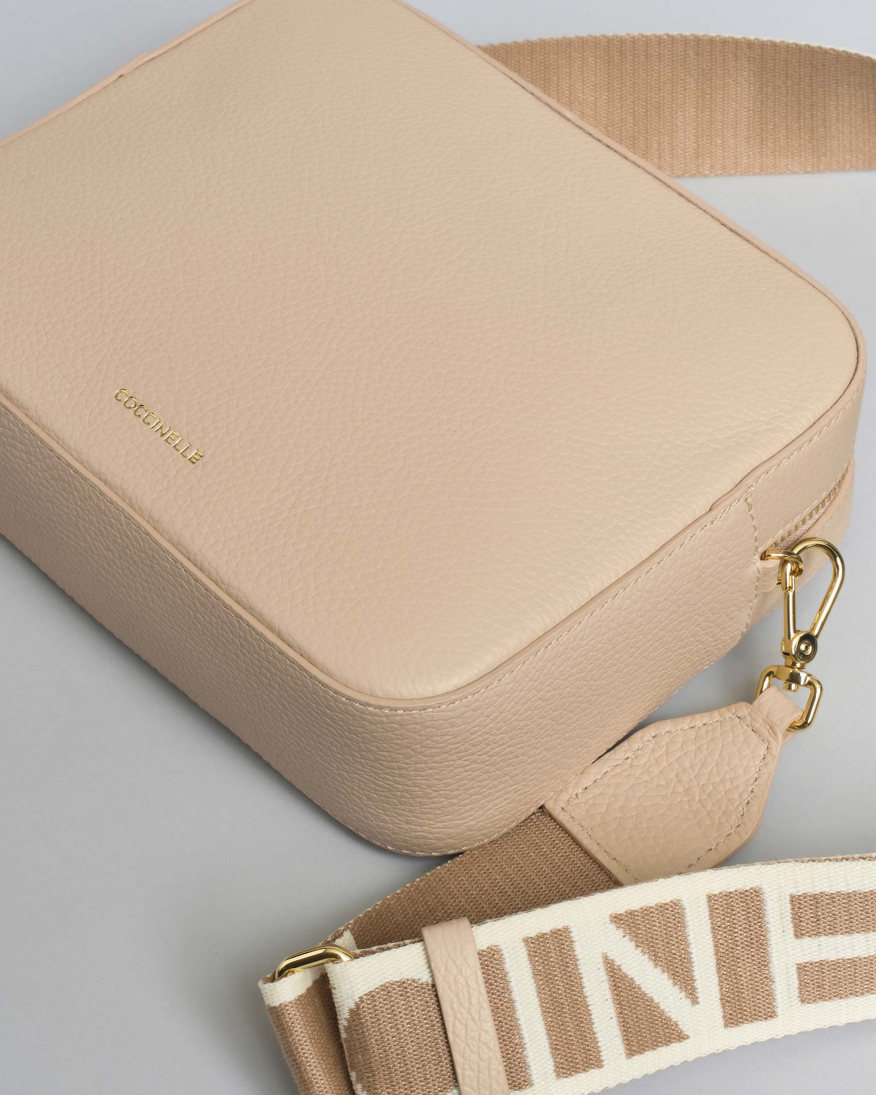 Borsa a tracolla Tebe Coccinelle in pelle beige double-face con tracolla removibile in tessuto image