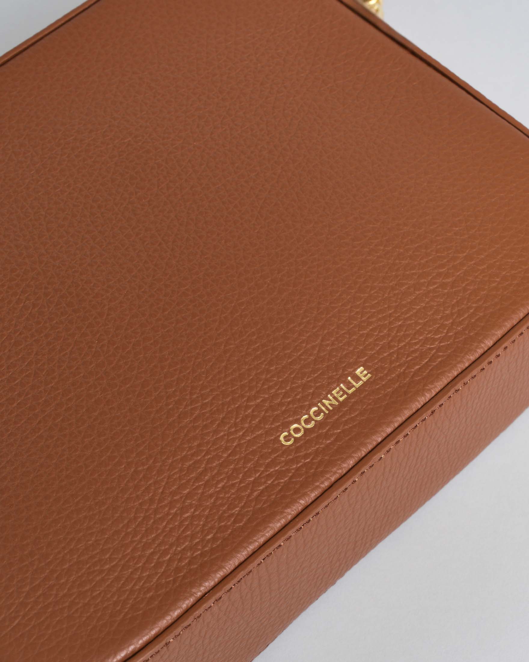 Borsa a tracolla Tebe Coccinelle in pelle cognac double-face con tracolla removibile in tessuto image