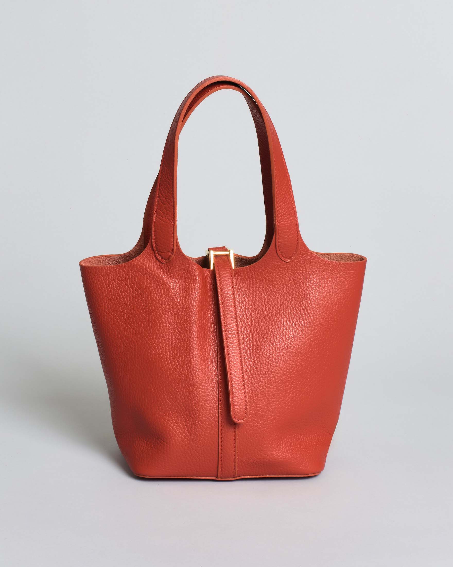 Borsa piccola a secchiello arancione in vera pelle martellata con chiusura con laccetto