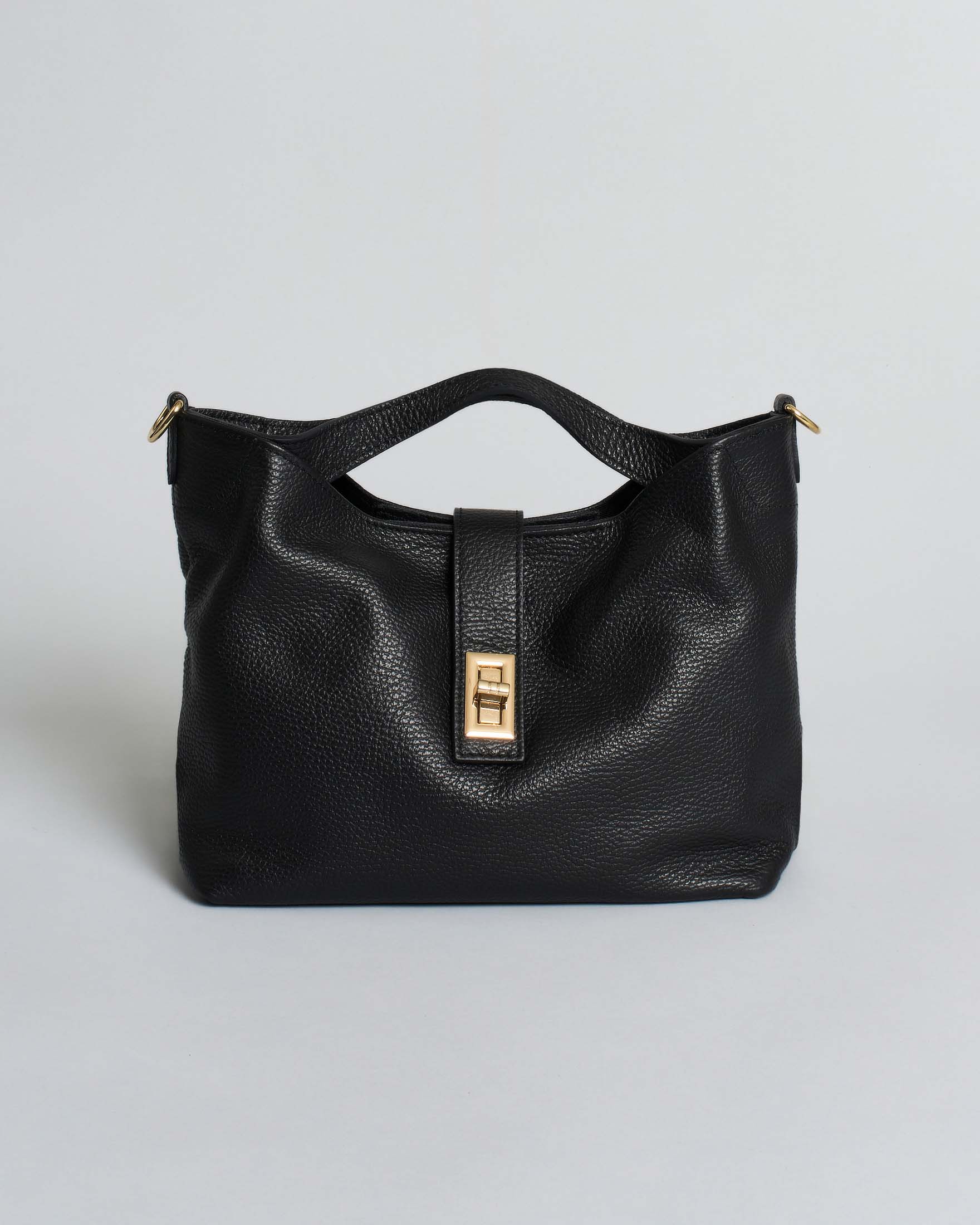 Borsa piccola quadrata a mano nera in pelle martellata con tracolla e chiusura rotante