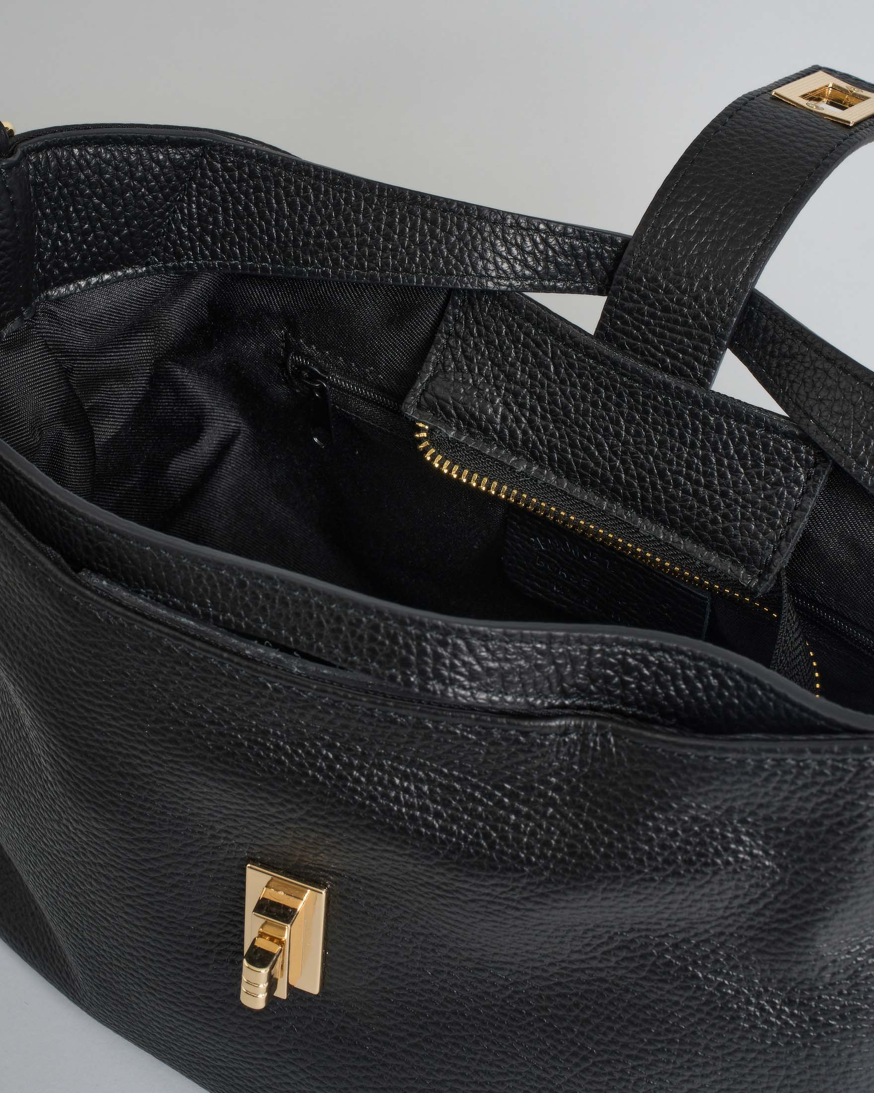 Borsa piccola quadrata a mano Hlo! nera in pelle martellata con tracolla e chiusura rotante image