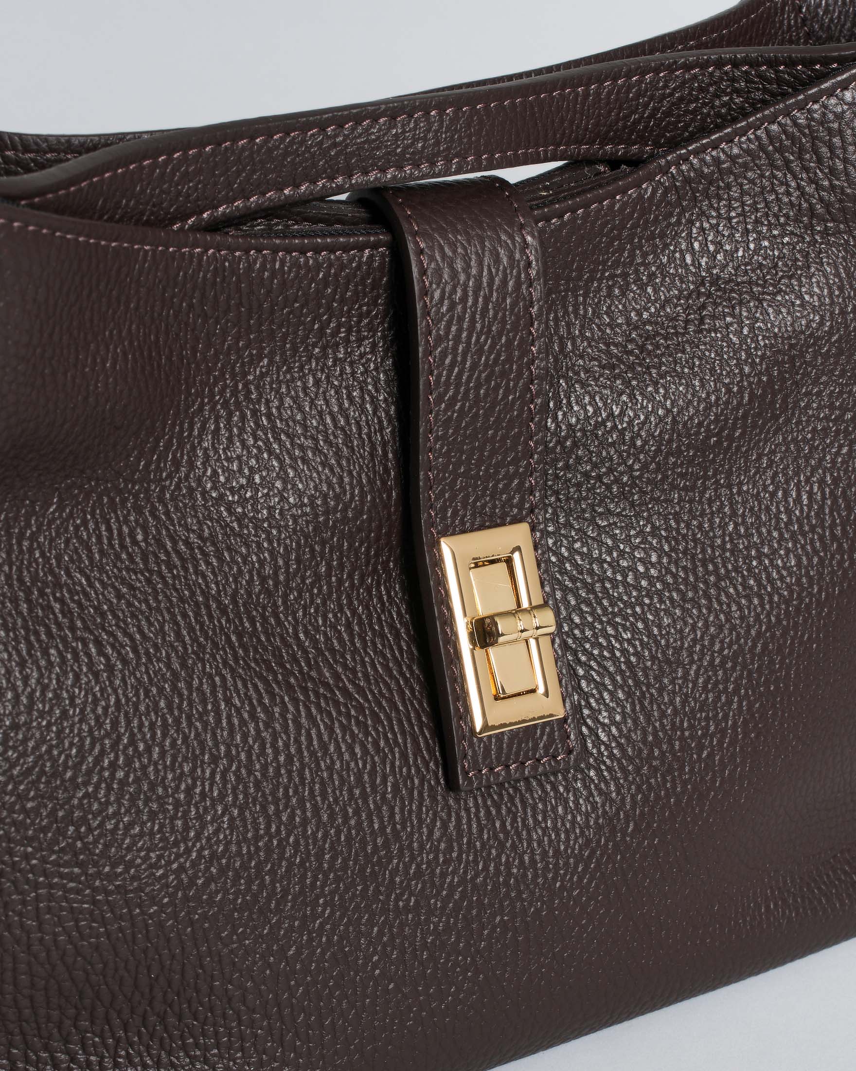 Borsa piccola quadrata a mano Hlo! color moro in pelle martellata con tracolla e chiusura rotante image