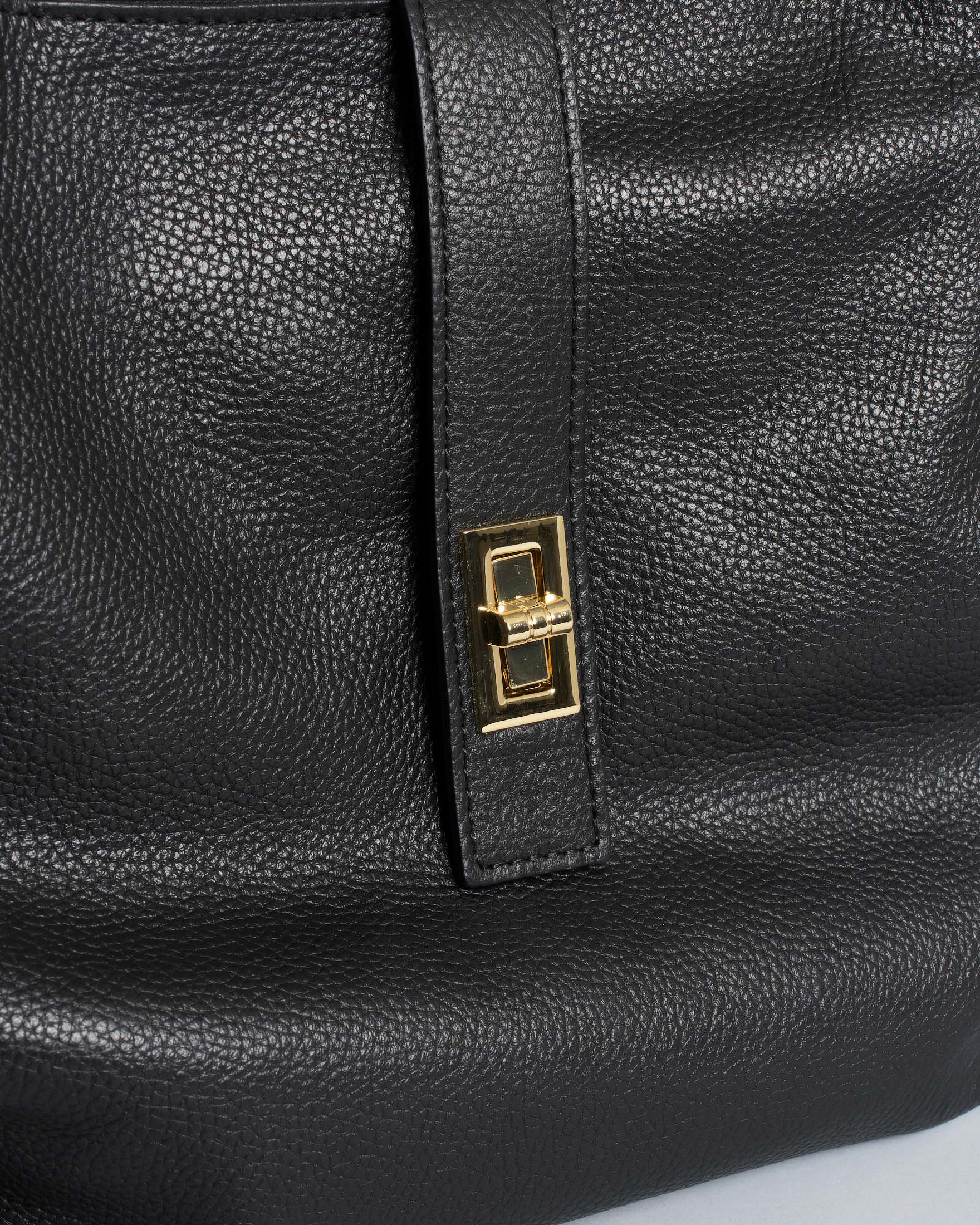Borsa quadrata a mano Hlo! nera in pelle martellata con tracolla e chiusura rotante image