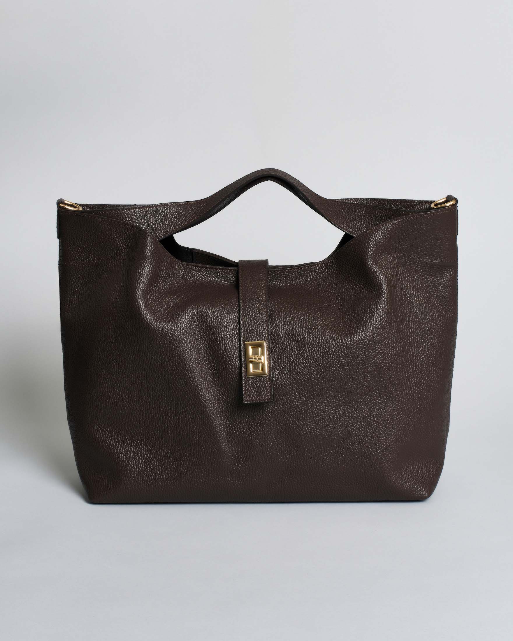 Borsa quadrata a mano color moro in pelle martellata con tracolla e chiusura rotante