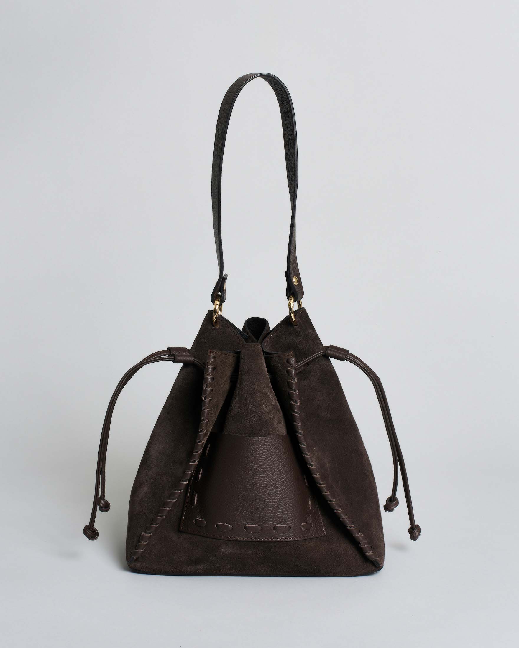 Borsa piccola a secchiello in suede testa di moro con impunture e dettagli in pelle martellata