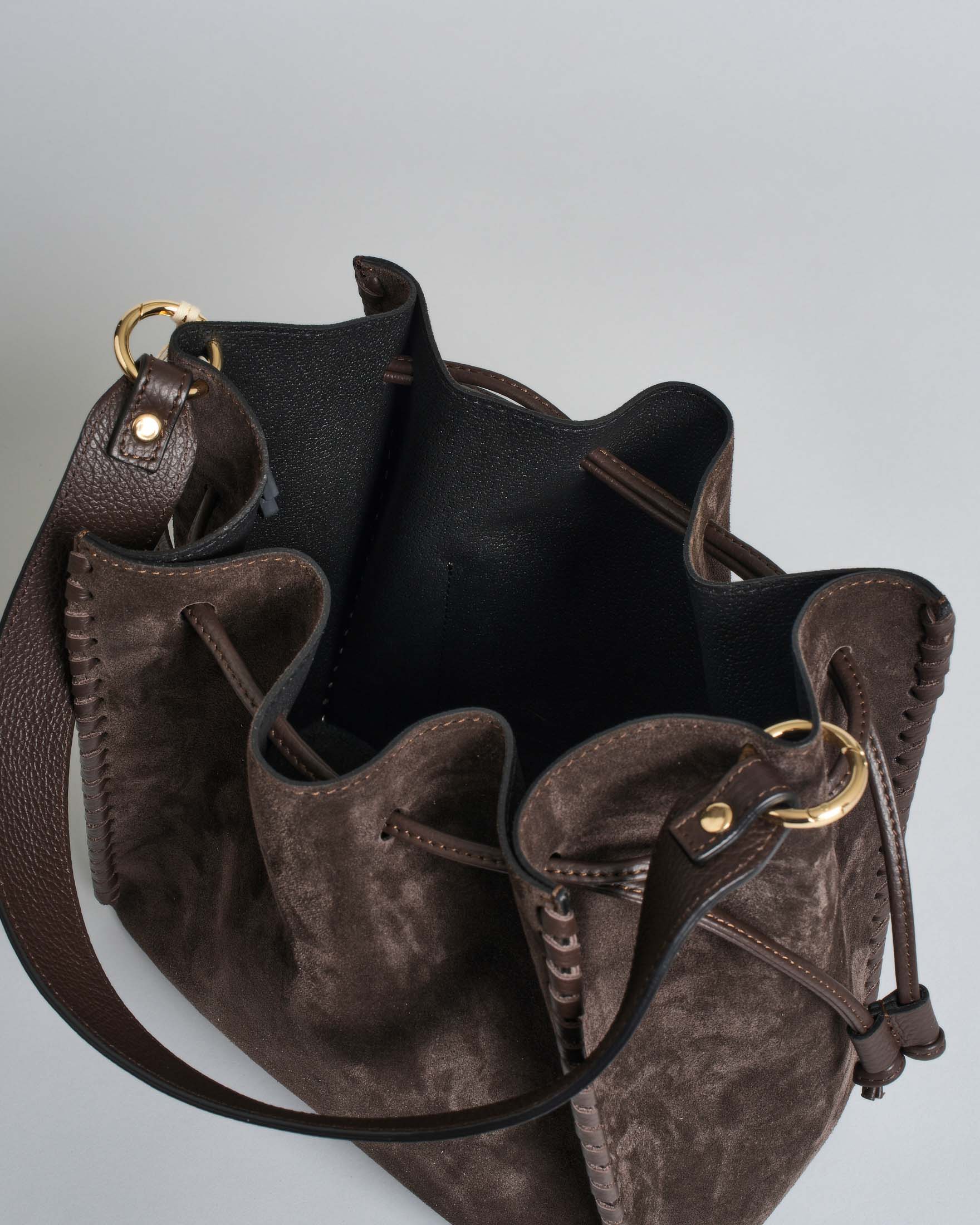 Borsa piccola a secchiello Hlo! in suede testa di moro con impunture e dettagli in pelle martellata image
