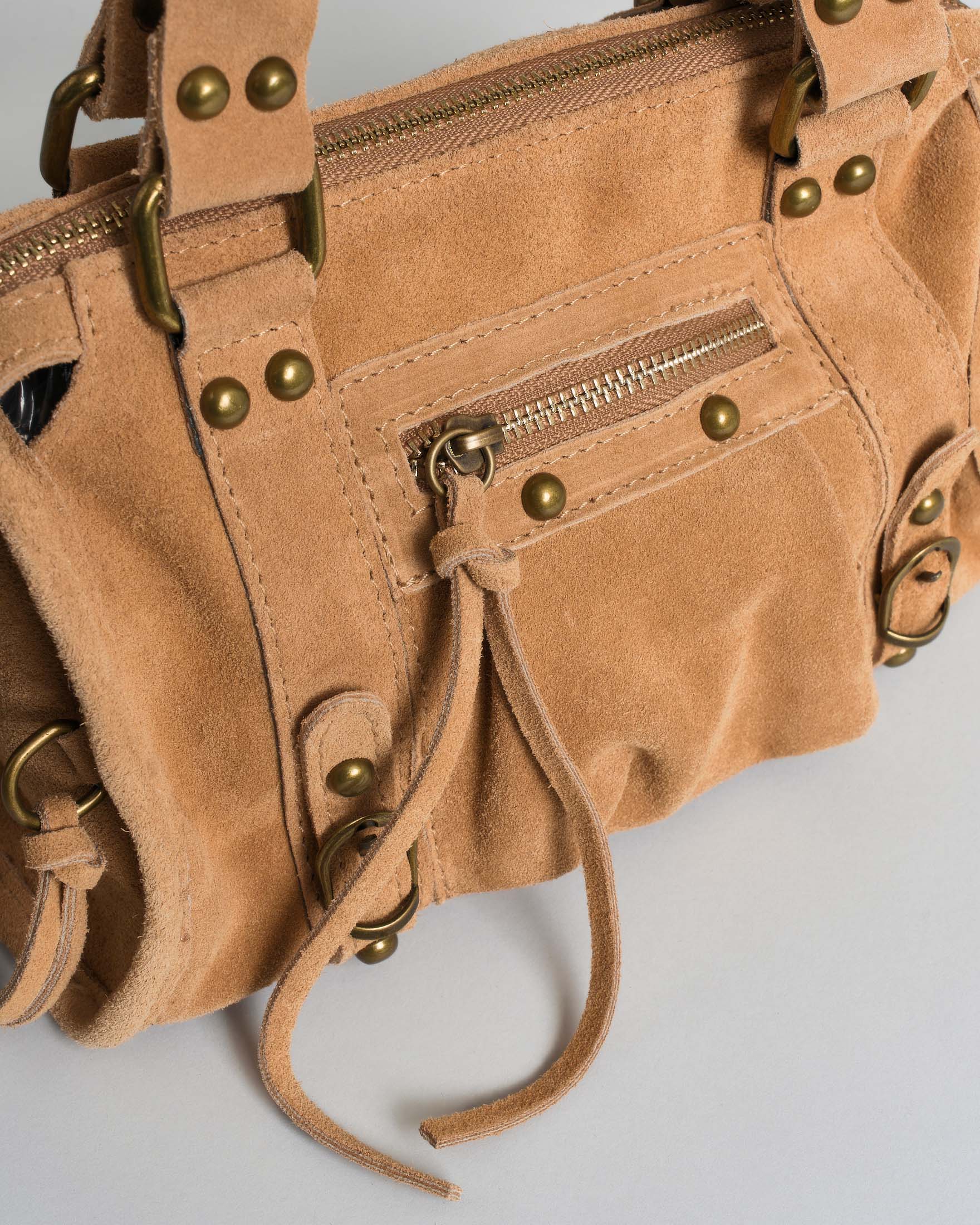 Borsa a mani piccola Hlo! in suede color champagne con cinghie e lacci decorativi image