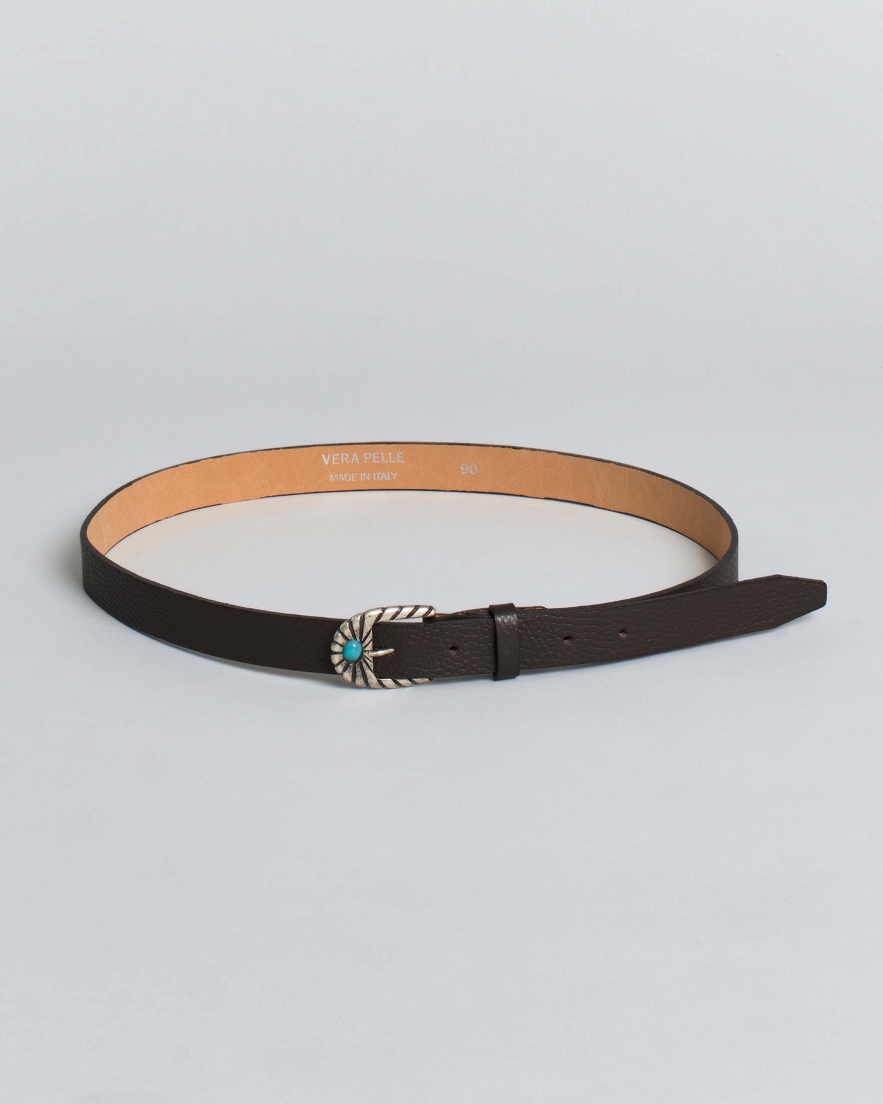 Cintura sottile Hlo! in pelle martellata color moro con fibbia d'ispirazione texana