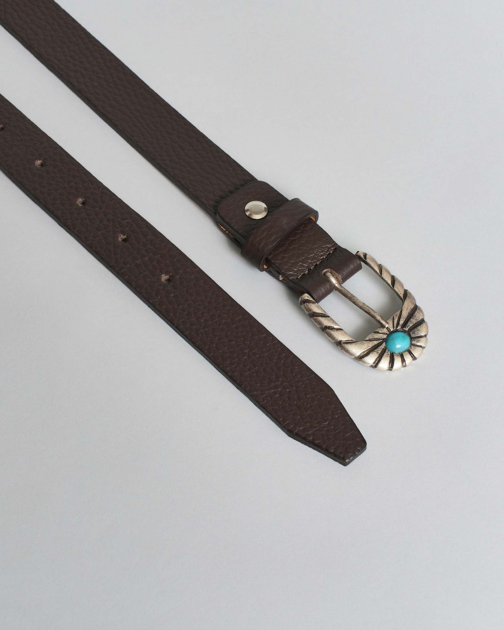 Cintura sottile Hlo! in pelle martellata color moro con fibbia d'ispirazione texana image