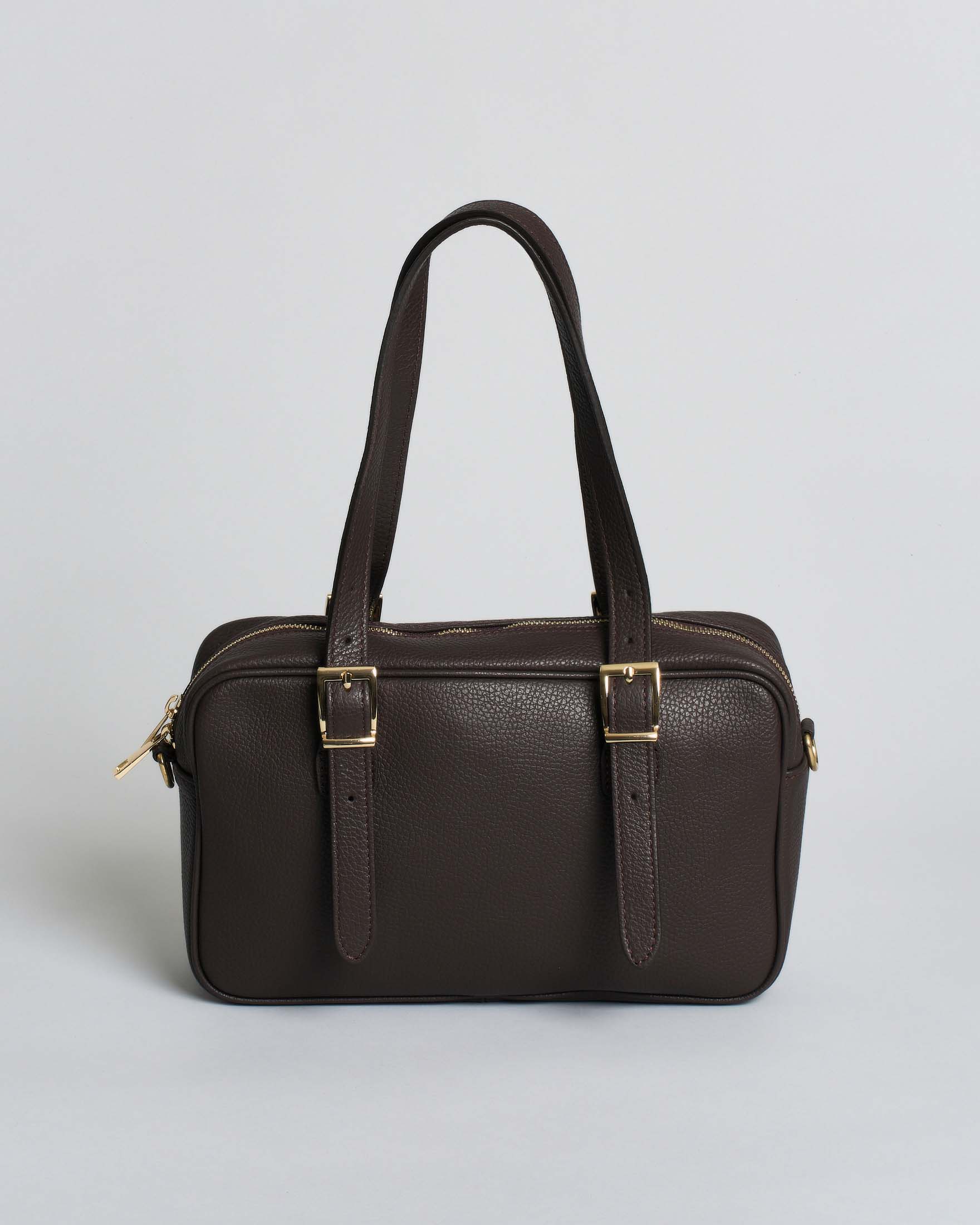 Borsa a bauletto in pelle martellata color moro con manici regolabili e chiusura a zip