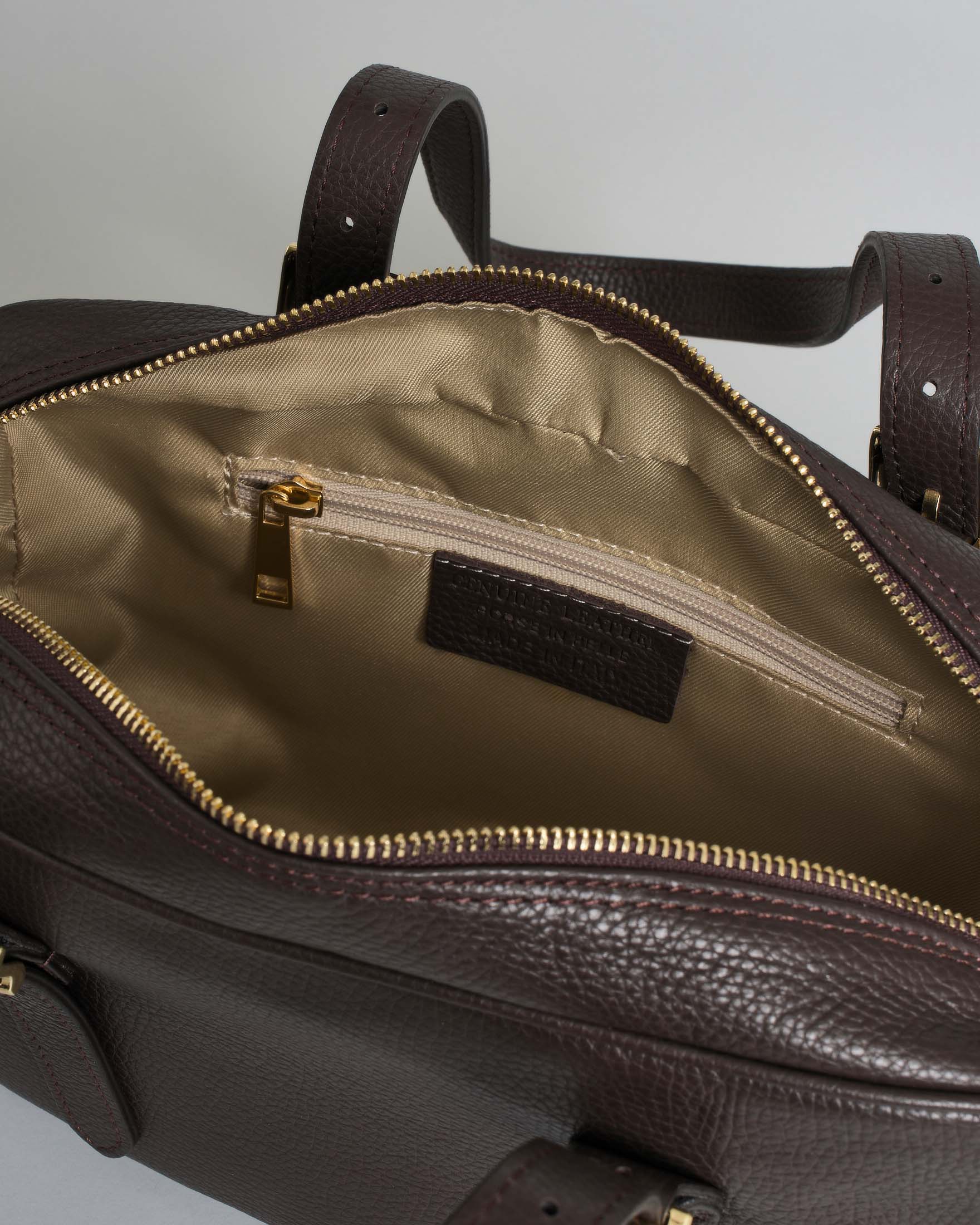 Borsa a bauletto Hlo! in pelle martellata color moro con manici regolabili e chiusura a zip image
