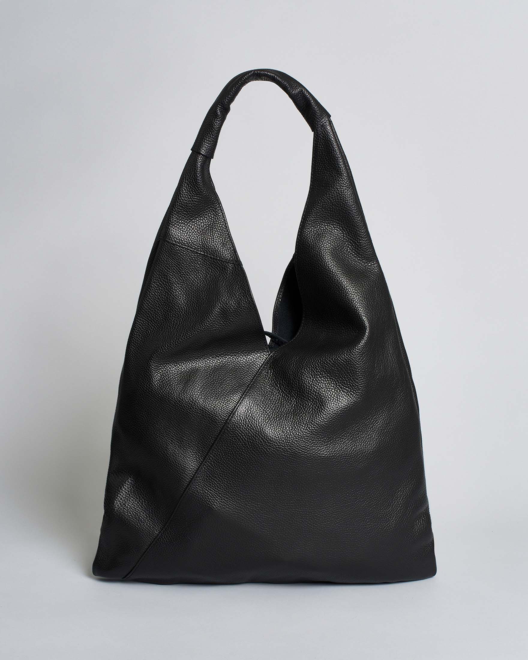 Tote bag grande squadrata in pelle martellata nera con pochette e laccio di chiusura