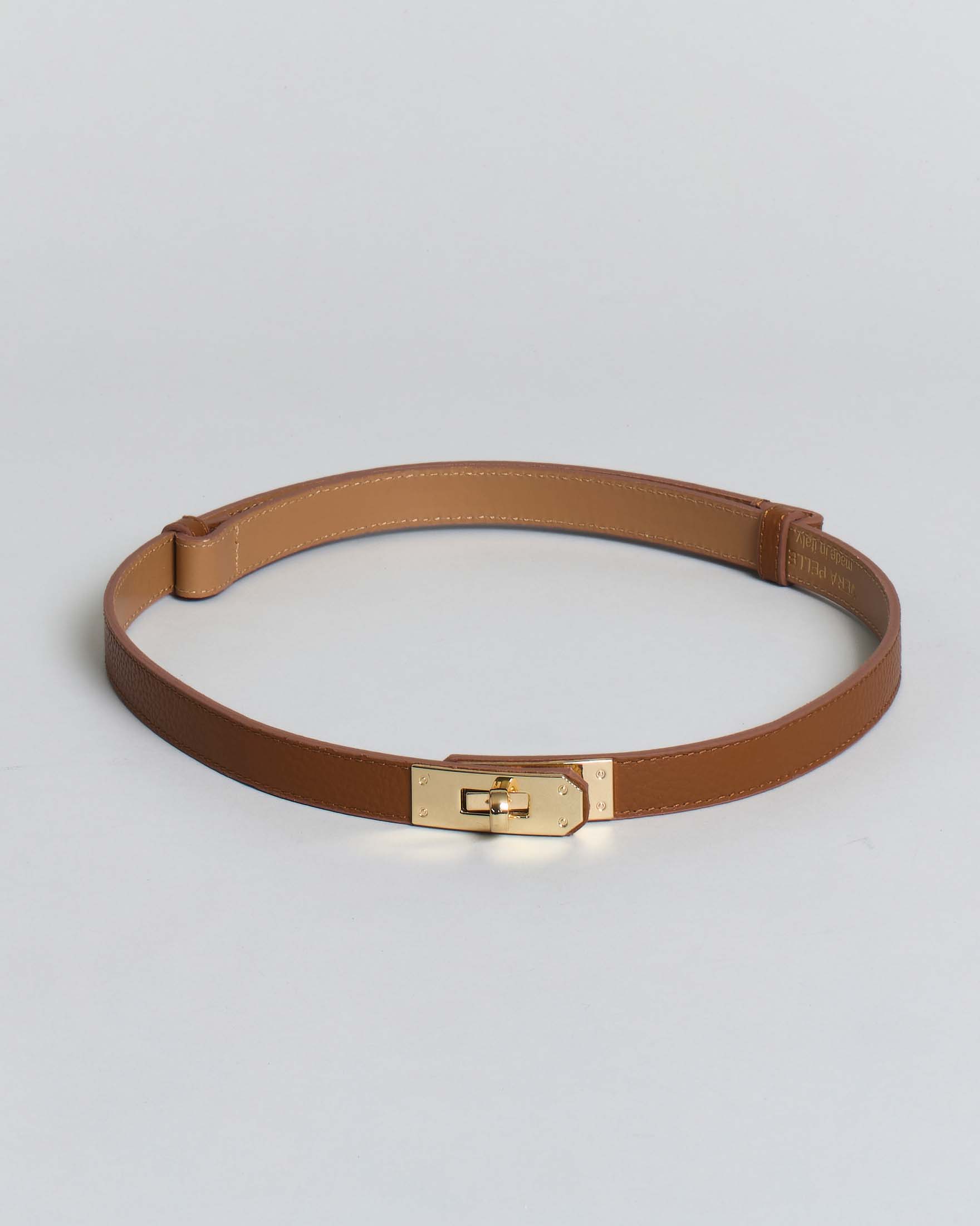 Cintura sottile regolabile Hlo! in pelle martellata color cuoio con fibbia dorata