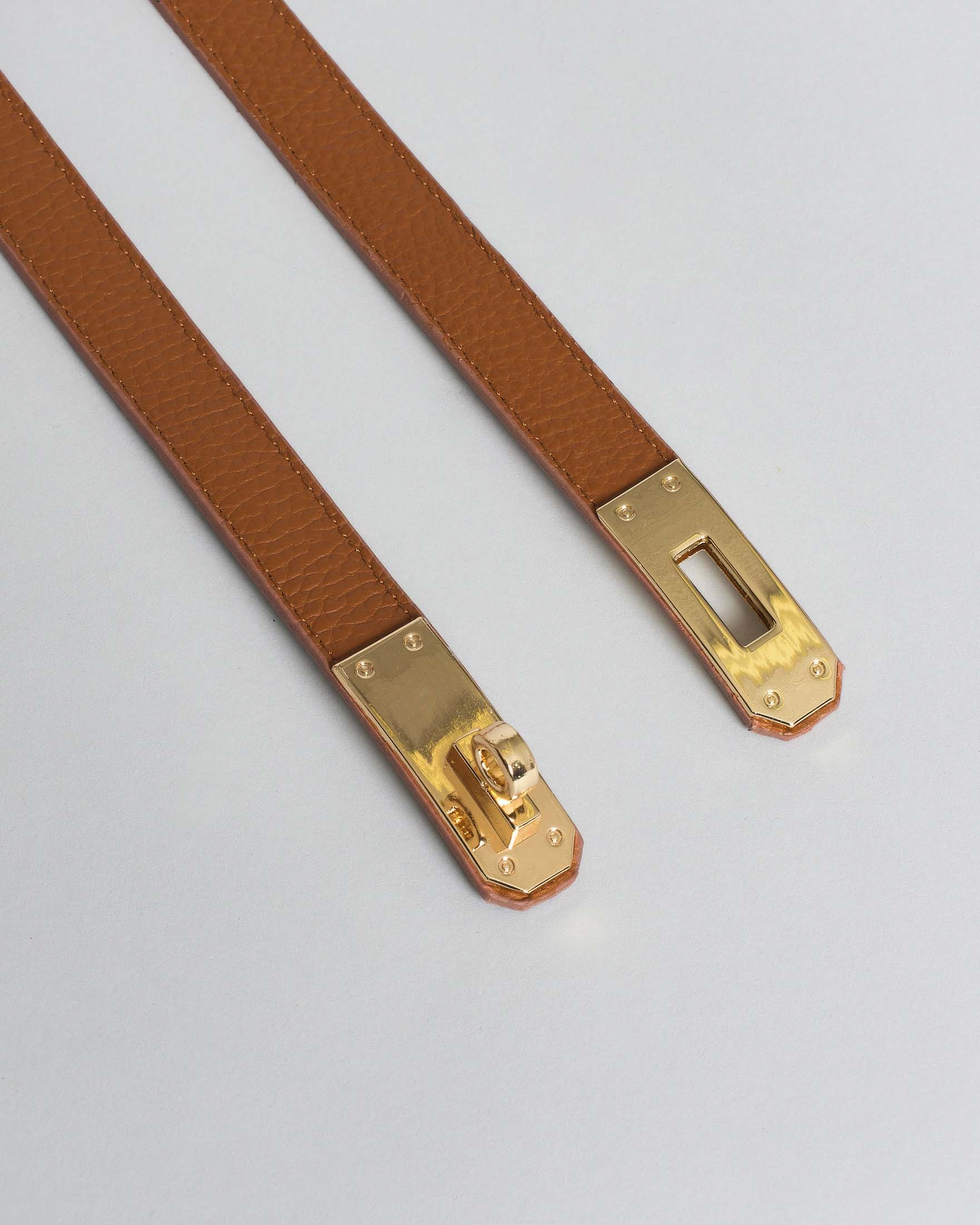 Cintura sottile regolabile Hlo! in pelle martellata color cuoio con fibbia dorata image
