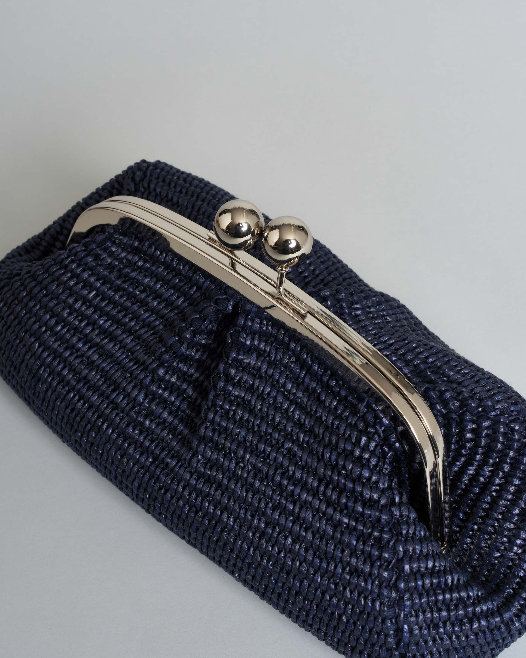 Clutch piccola Hlo! in rafia intrecciata blu con chiusura e tracolla a catena argentate image