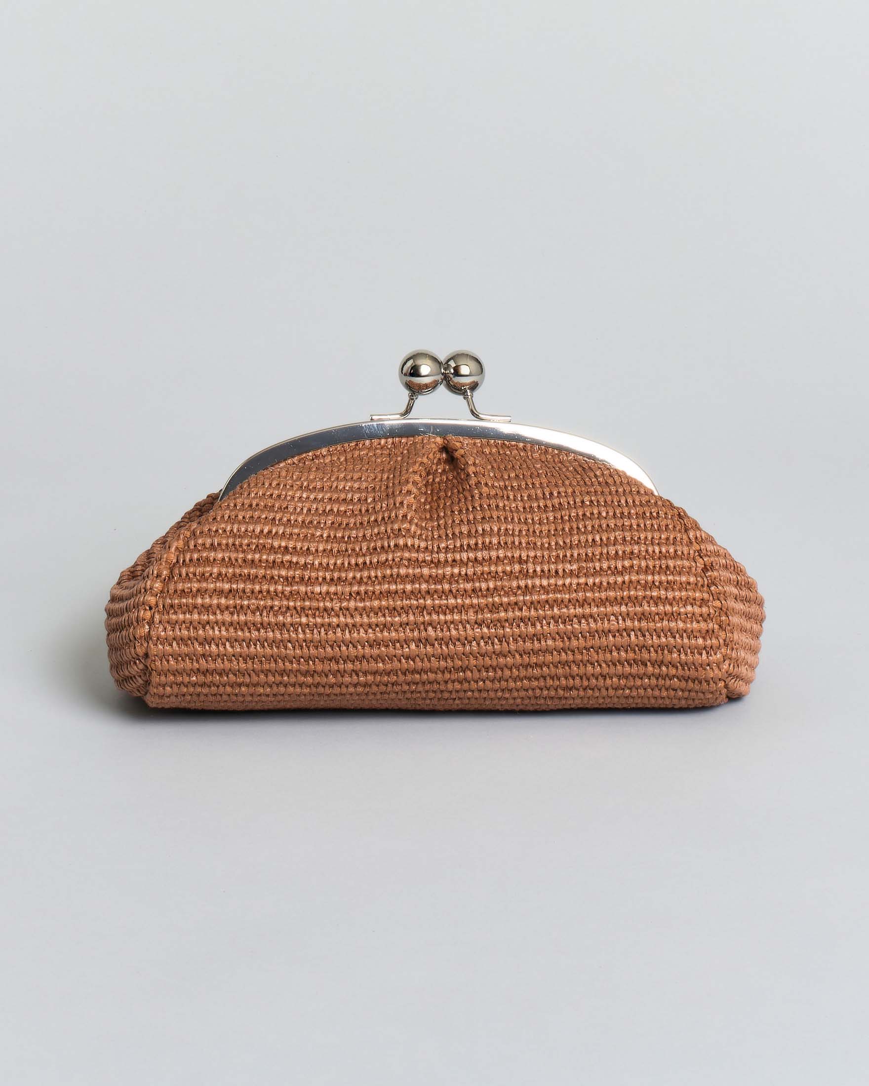 Clutch piccola Hlo! in rafia intrecciata color cuoio con chiusura e tracolla a catena argentate