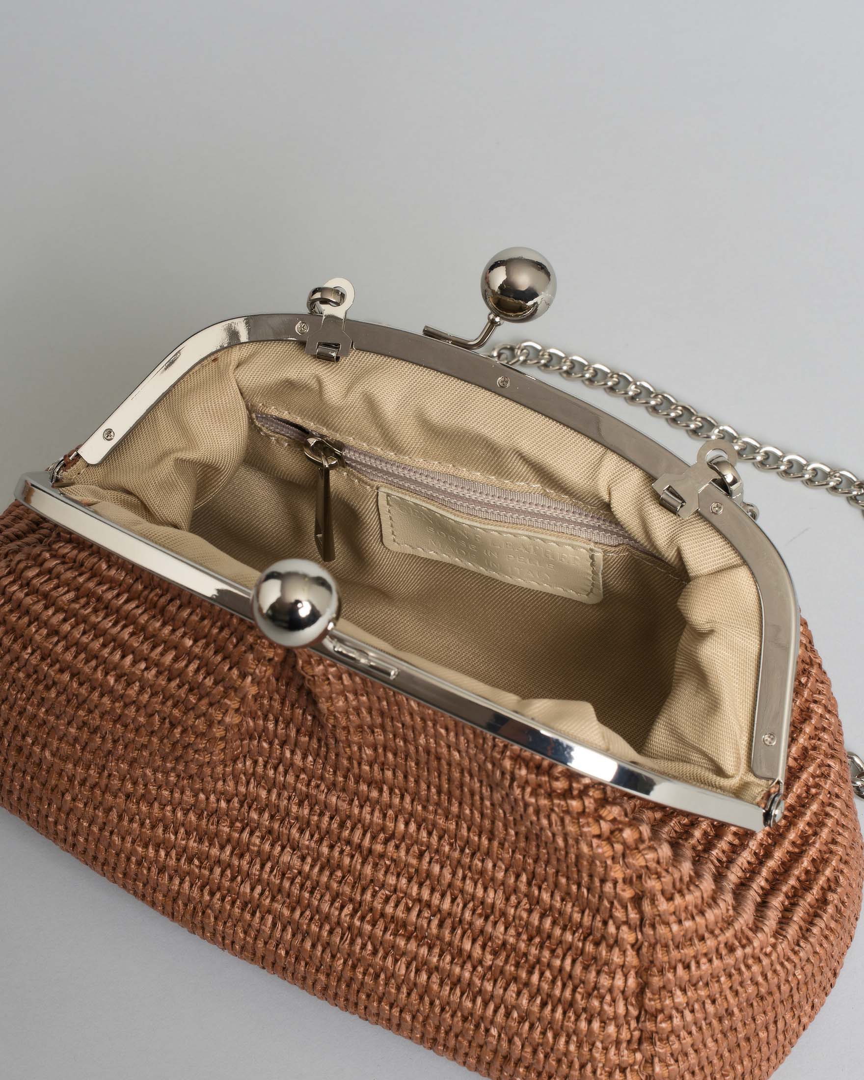 Clutch piccola Hlo! in rafia intrecciata color cuoio con chiusura e tracolla a catena argentate image