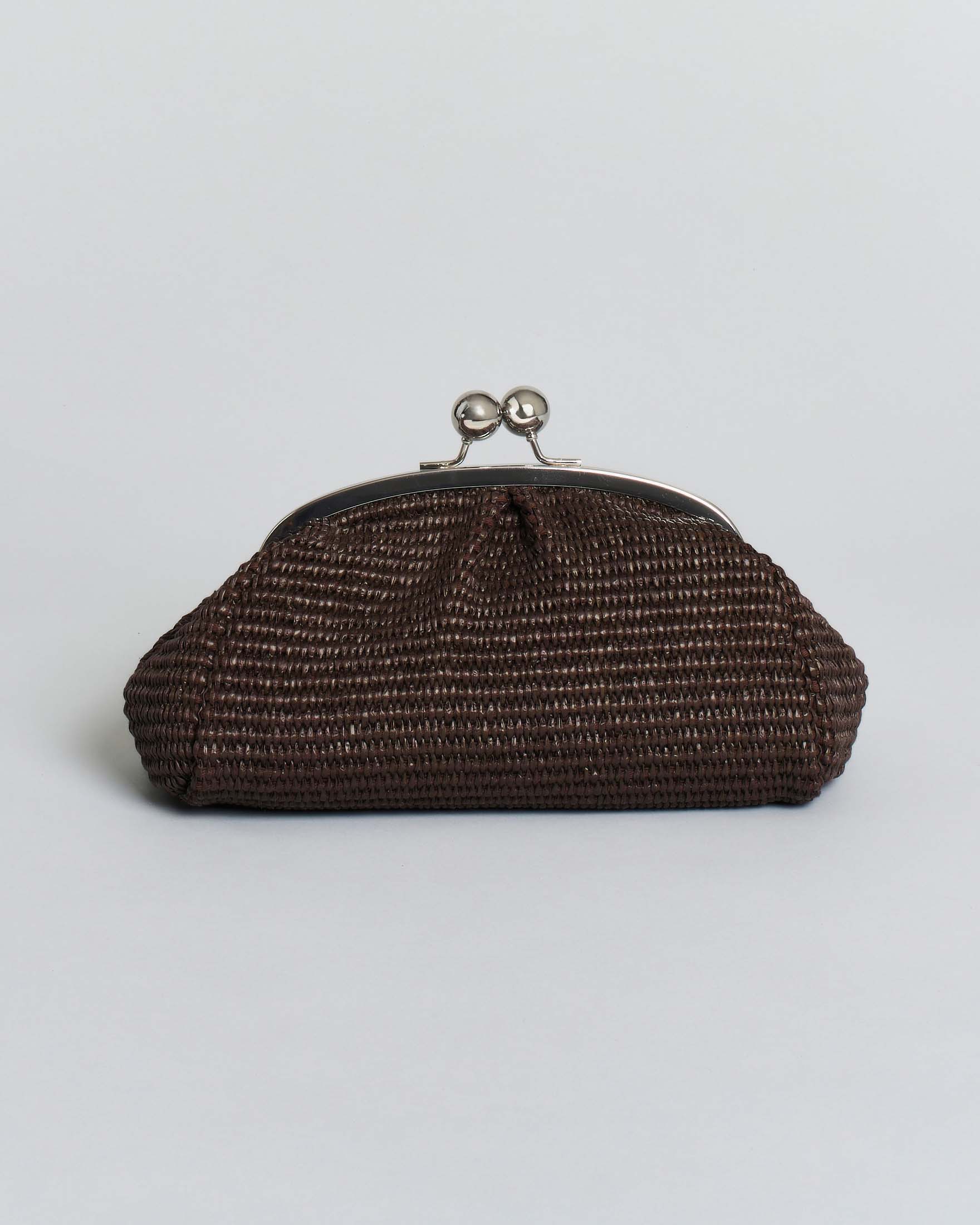 Clutch piccola Hlo! in rafia intrecciata color moro con chiusura e tracolla a catena argentate
