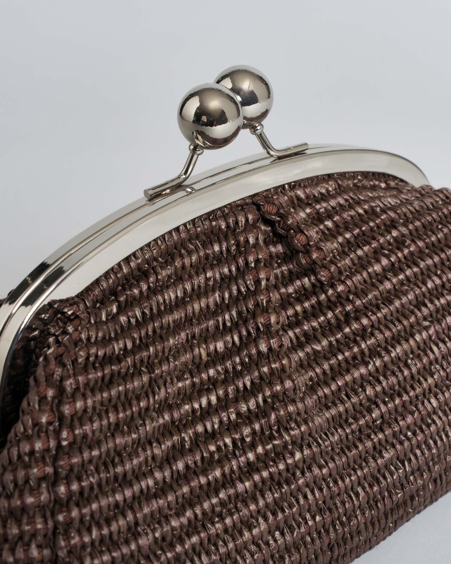 Clutch piccola Hlo! in rafia intrecciata color moro con chiusura e tracolla a catena argentate image