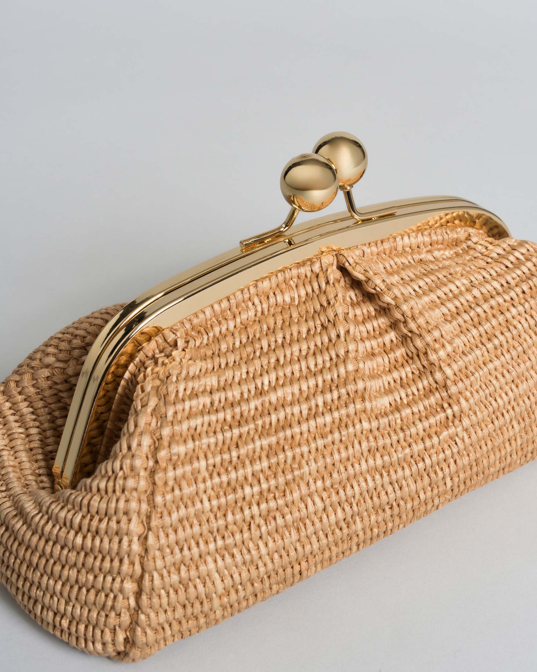 Clutch piccola Hlo! in rafia intrecciata naturale con chiusura e tracolla a catena dorate image