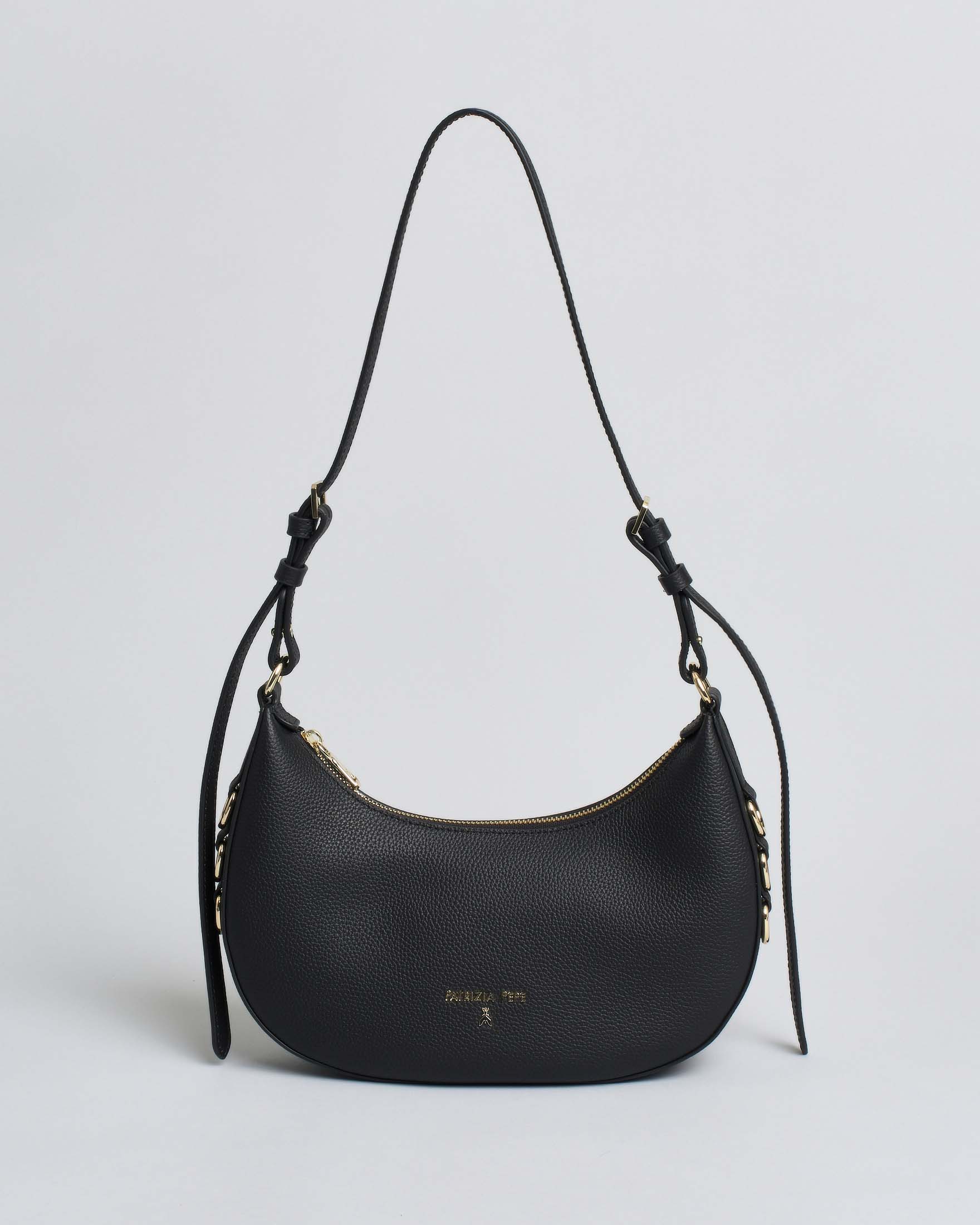 Borsa piccola hobo nera in pelle con manico a catena argento e tracolla removibile