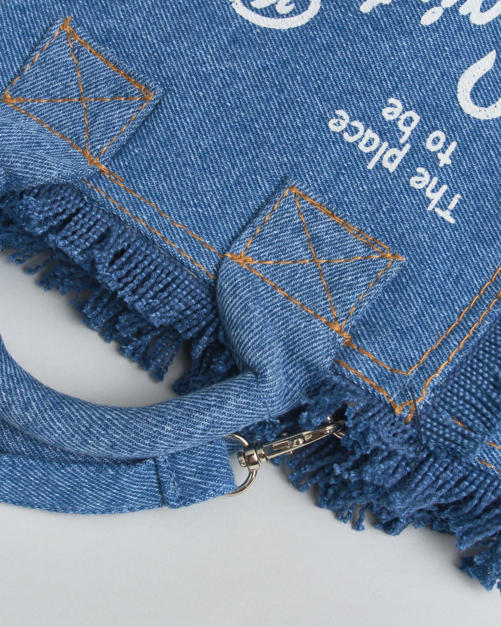 Borsa Vanity Mini MC2 Saint Barth in denim lavaggio medio con scritta logo e orli sfrangiati image