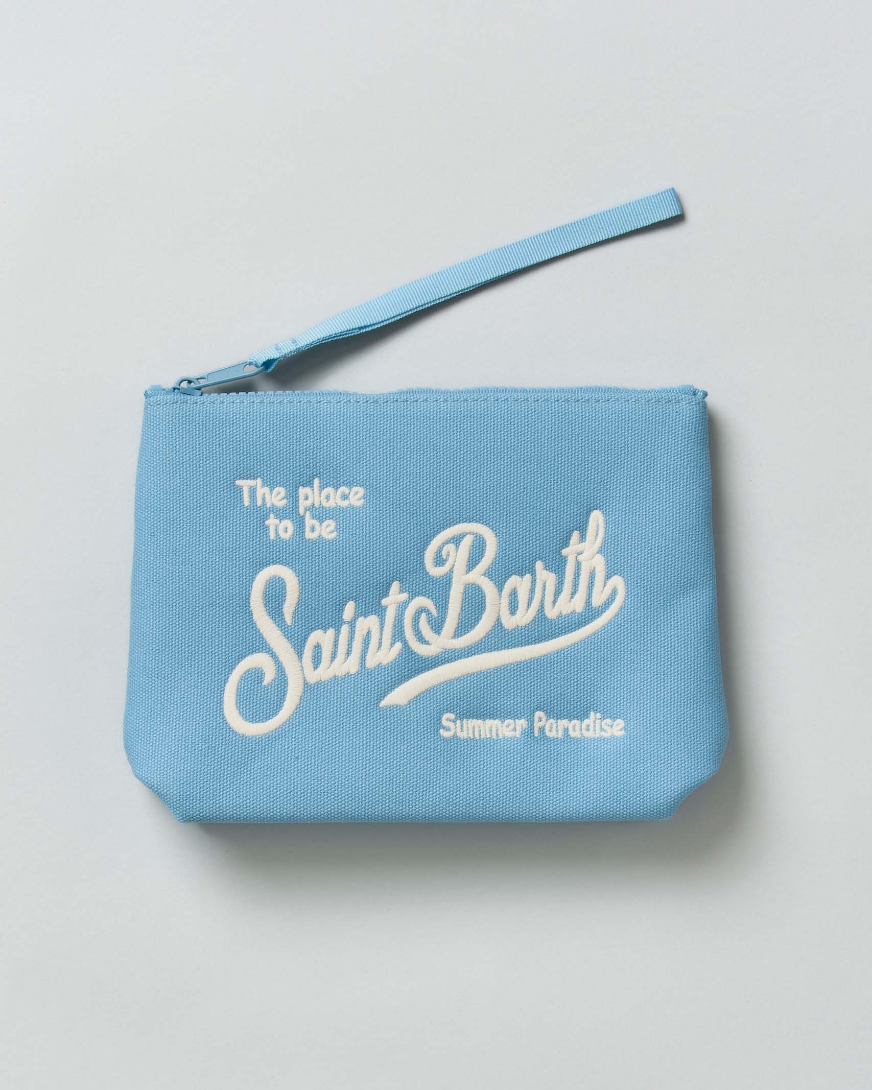 Pochette azzurra in canvas di cotone con scritta logo rimata a contrasto