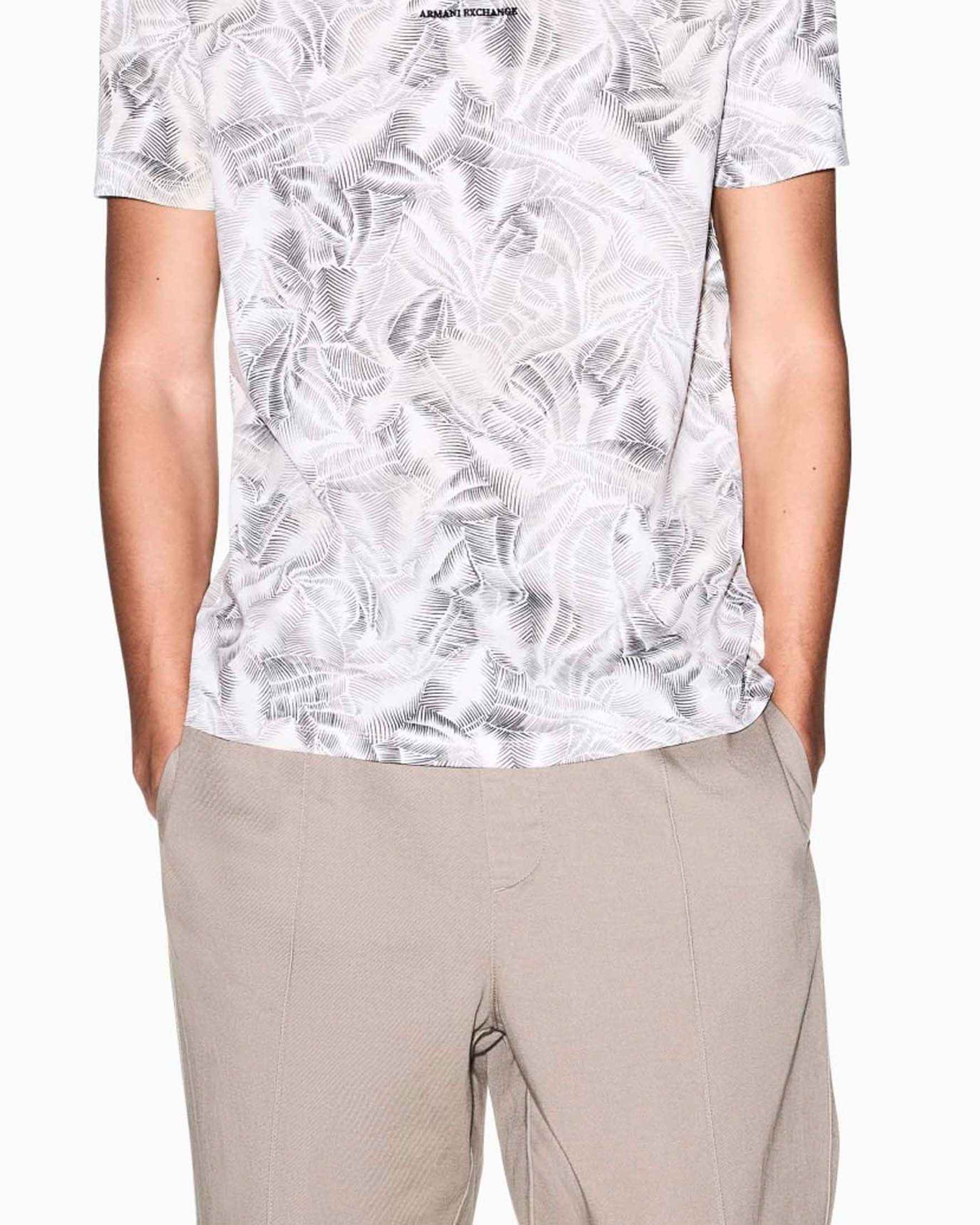 T-shirt Armani Exchange bianca in cotone con stampa a foglie e logo image