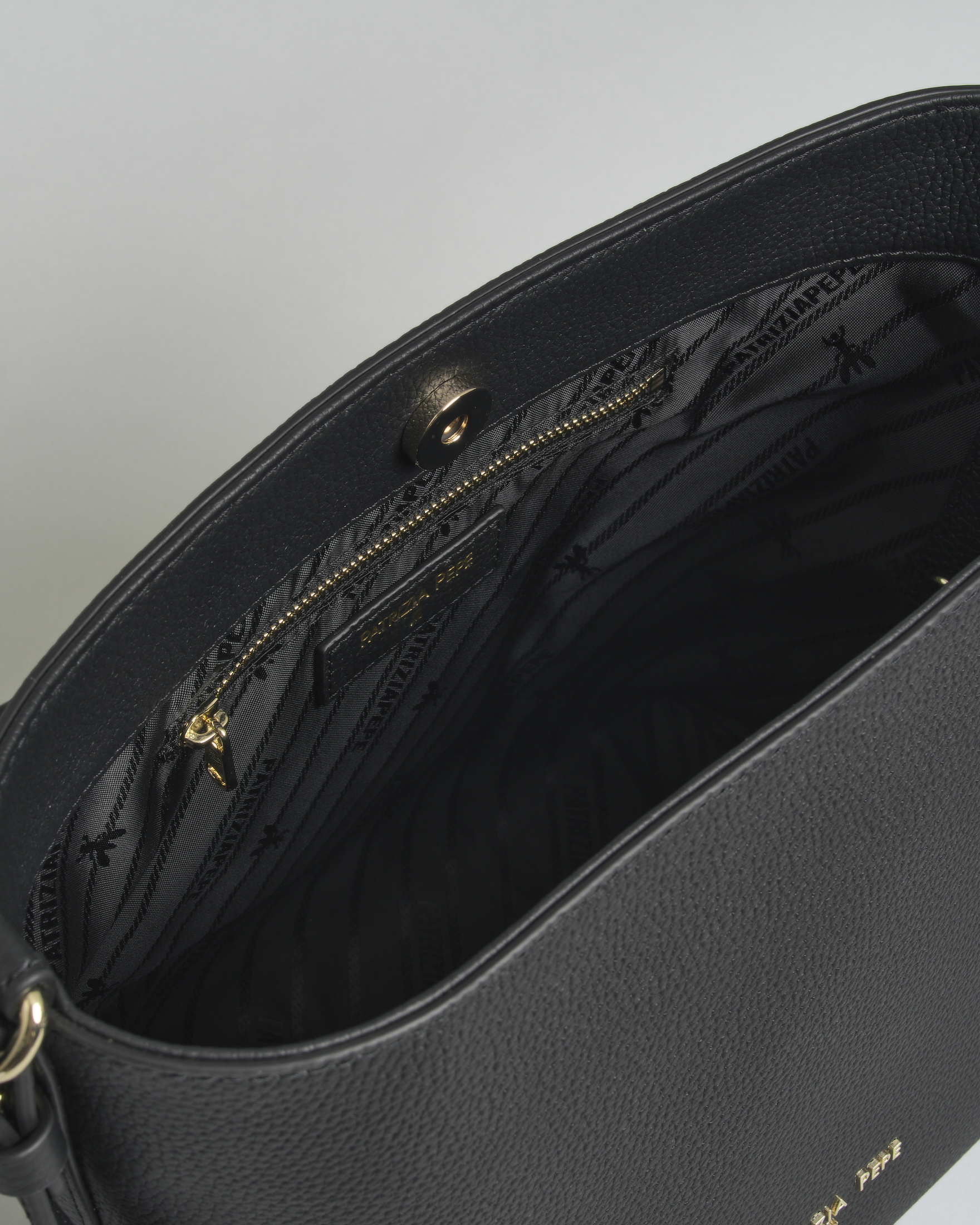 Borsa a secchiello Patrizia Pepe in pelle martellata nera con tracolla removibile image
