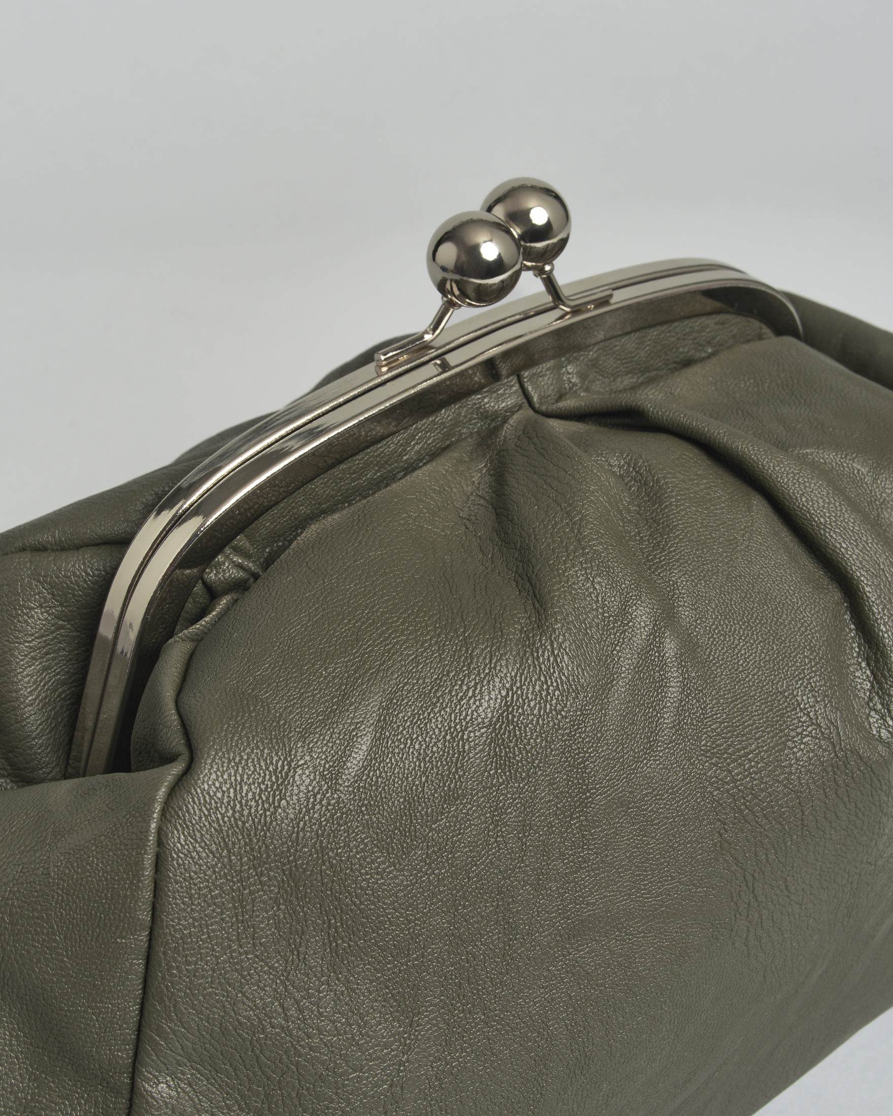 Clutch grande Hlo! verde militare in similpelle con chiusura e tracolla a catena argento image
