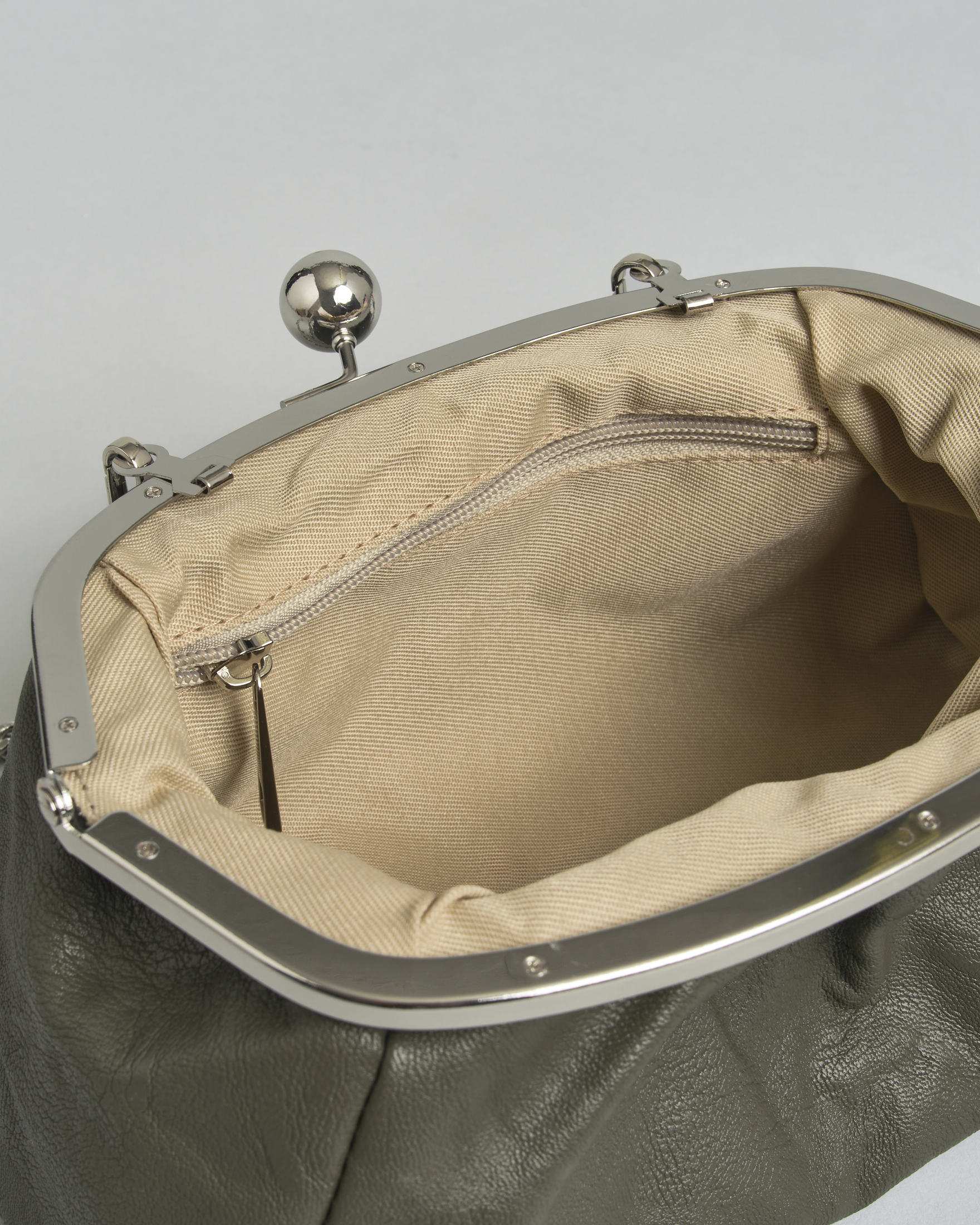 Clutch piccola Hlo! verde militare in similpelle con chiusura e tracolla a catena argento image