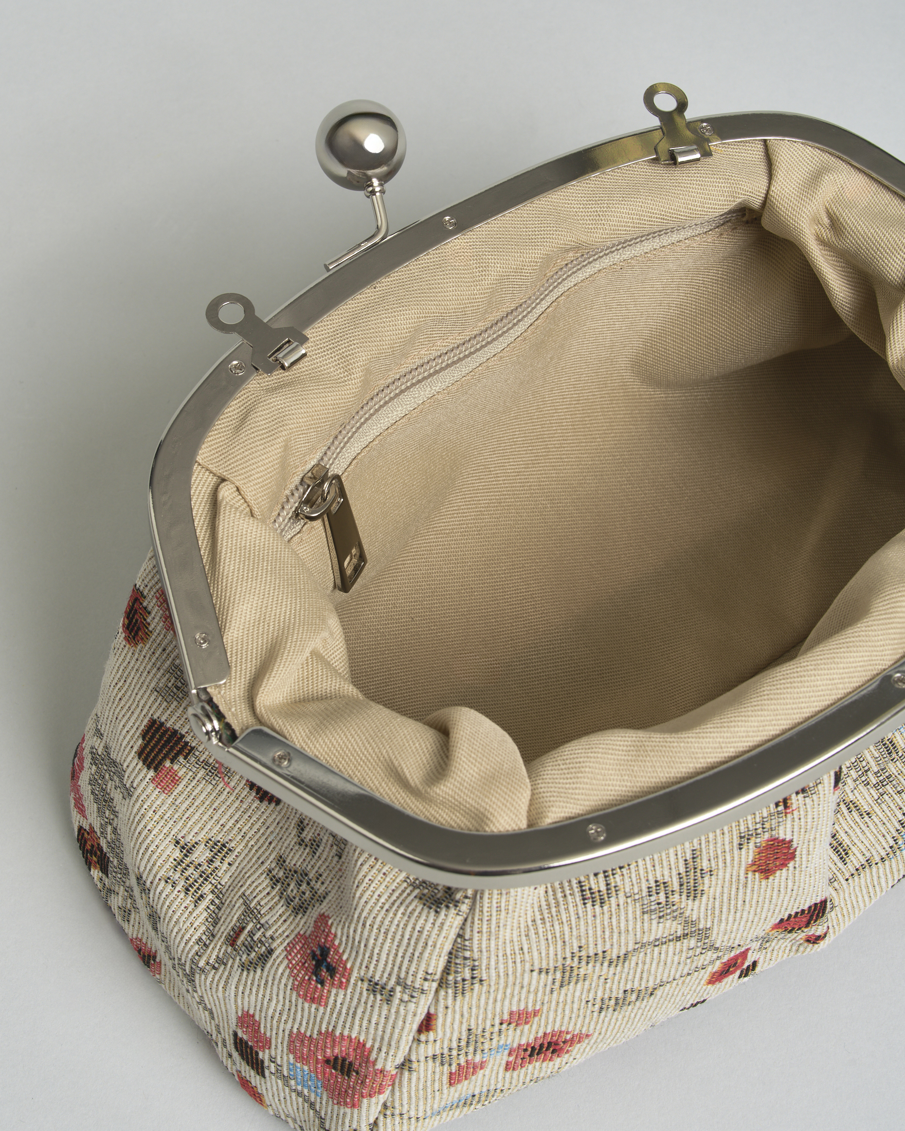 Clutch piccola Hlo! avorio in jacquard a ricami floreali con chiusura e tracolla a catena argento image