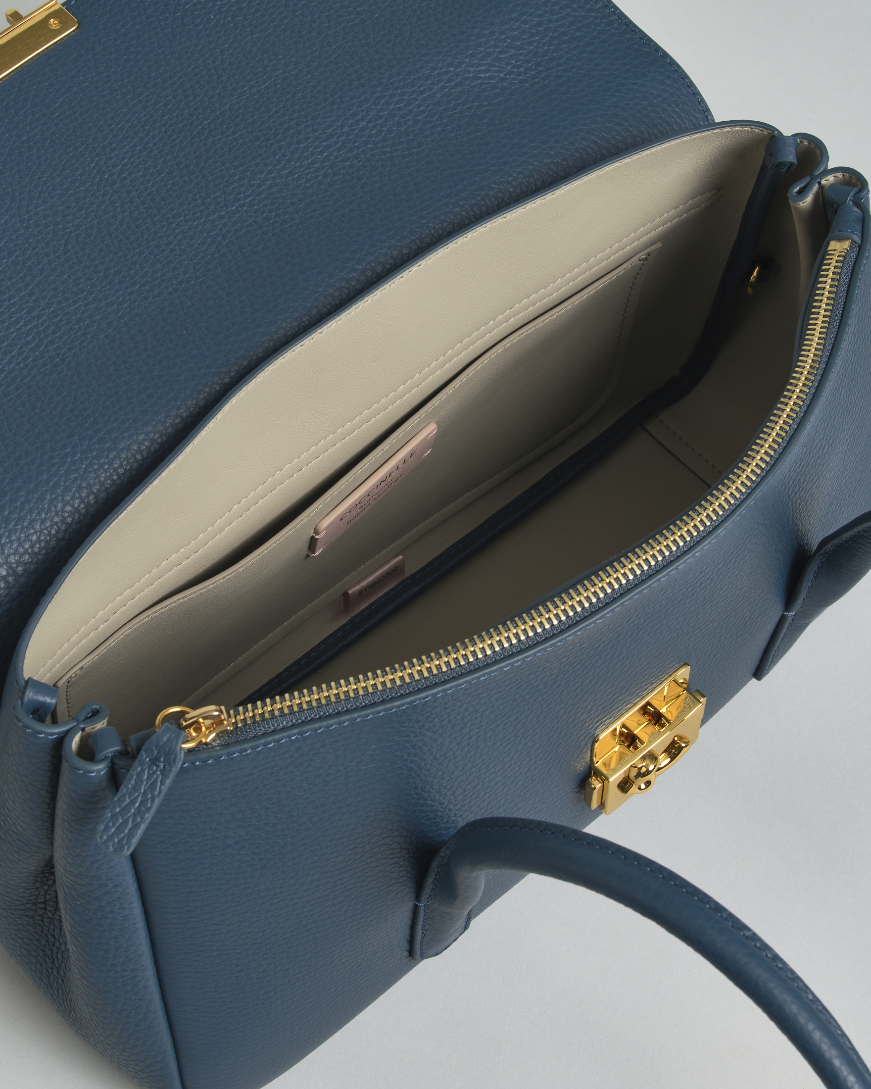 Borsa a mano C-Me Lock Large Coccinelle in pelle bottalata ottanio con chiusura tuc e logo image