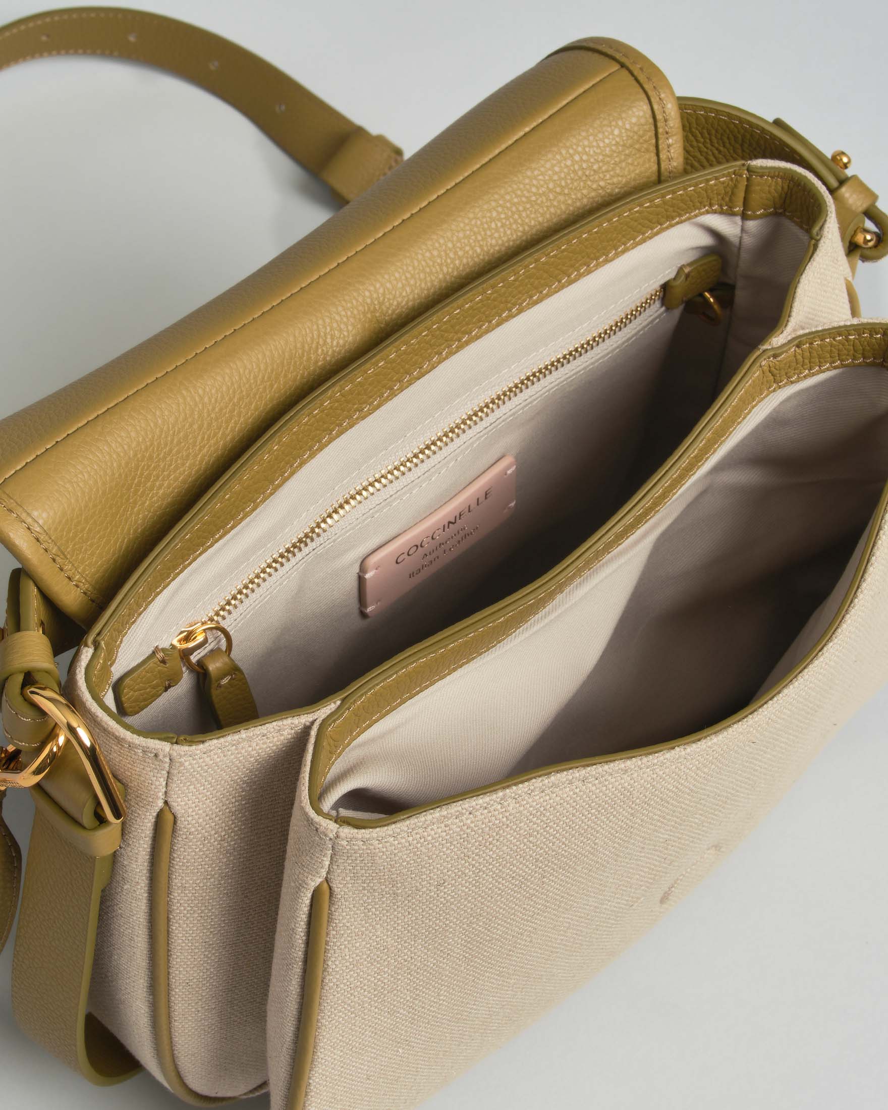 Borsa a mano Mavery Medium Coccinelle in canvas con dettagli in pelle verde oliva e tracolla image