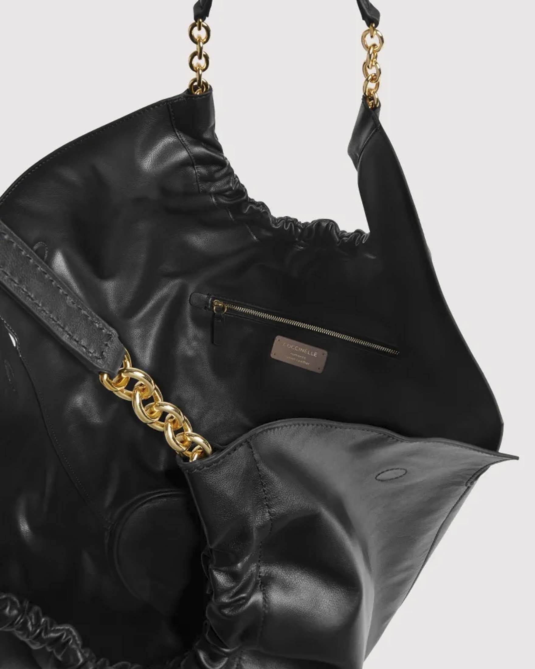 Borsa a spalla Coccinelle Smash Small in pelle liscia nera con manico in pelle e catena