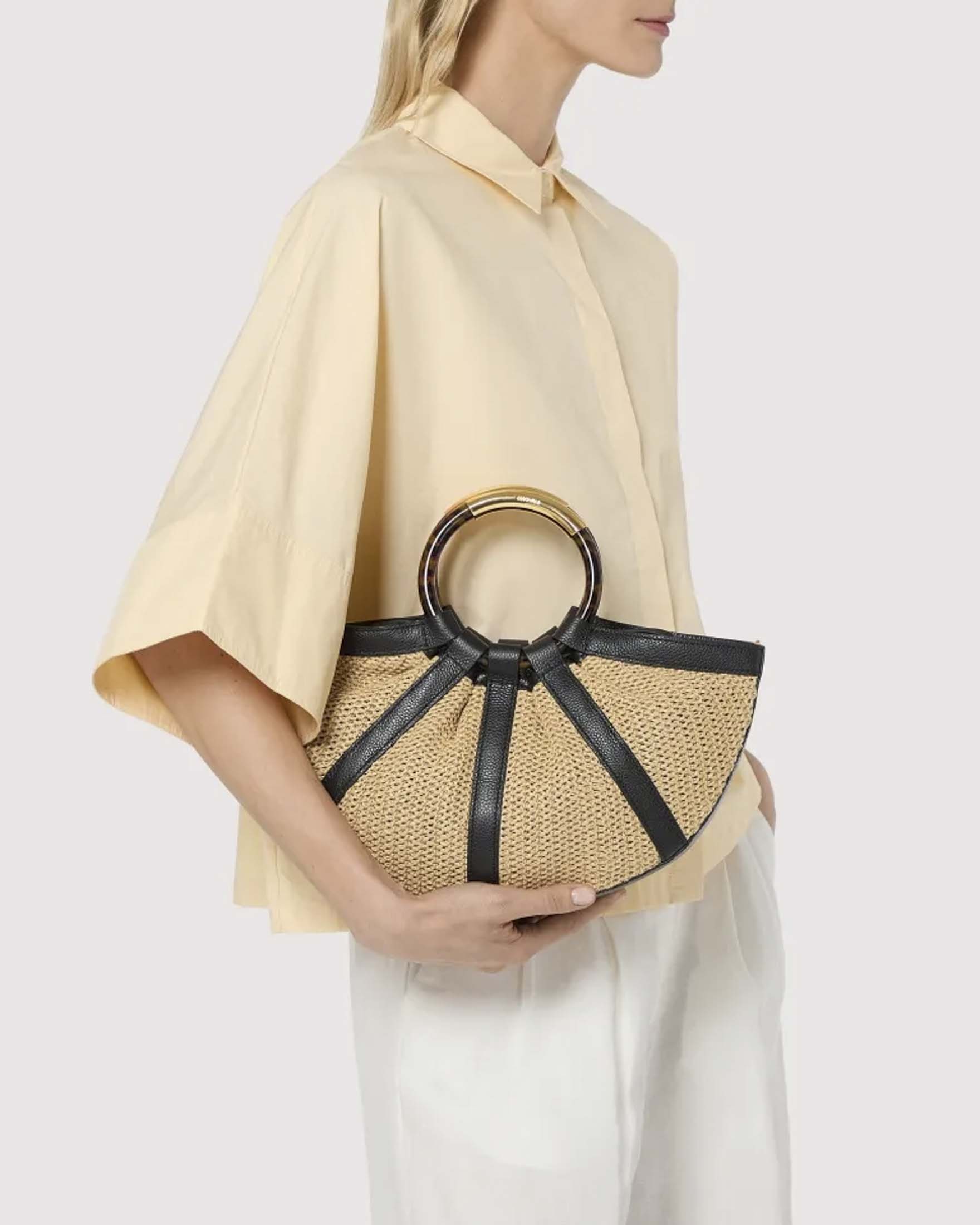 Borsa a mano Shell Small in rafia e pelle nera Coccinelle con manici tondi image