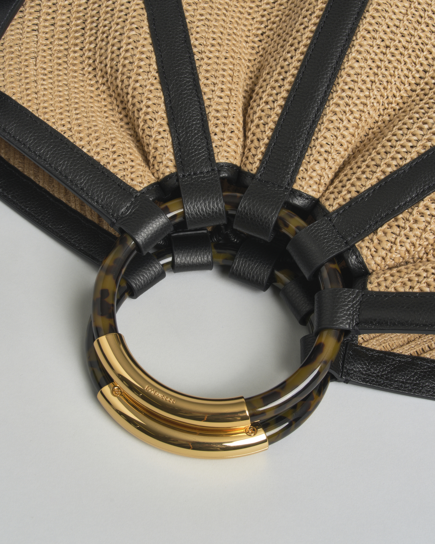 Borsa a mano Shell Medium in rafia e pelle nera Coccinelle con manici tondi image