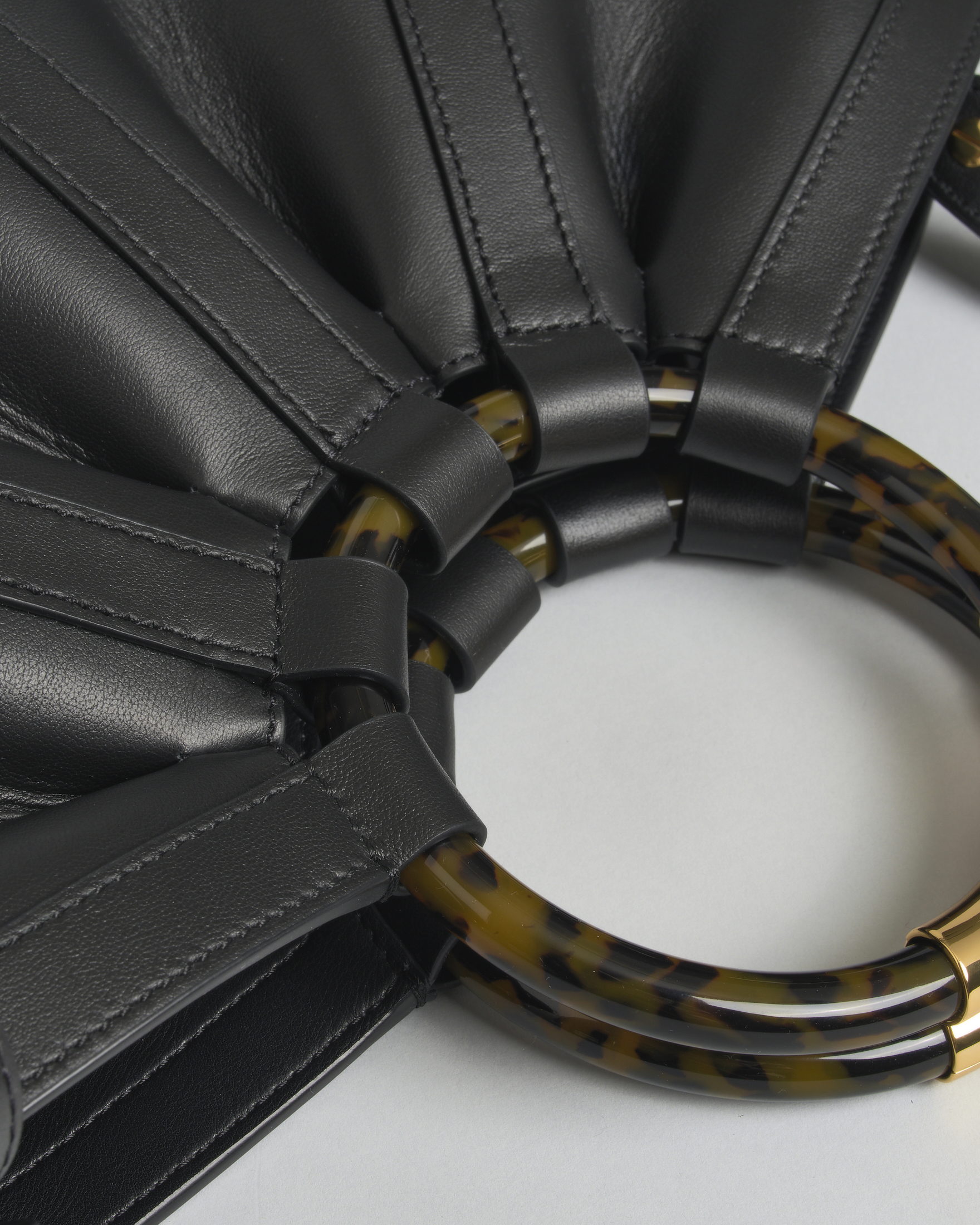 Borsa a mano Shell Small in pelle liscia nera Coccinelle con manici effetto tartaruga image