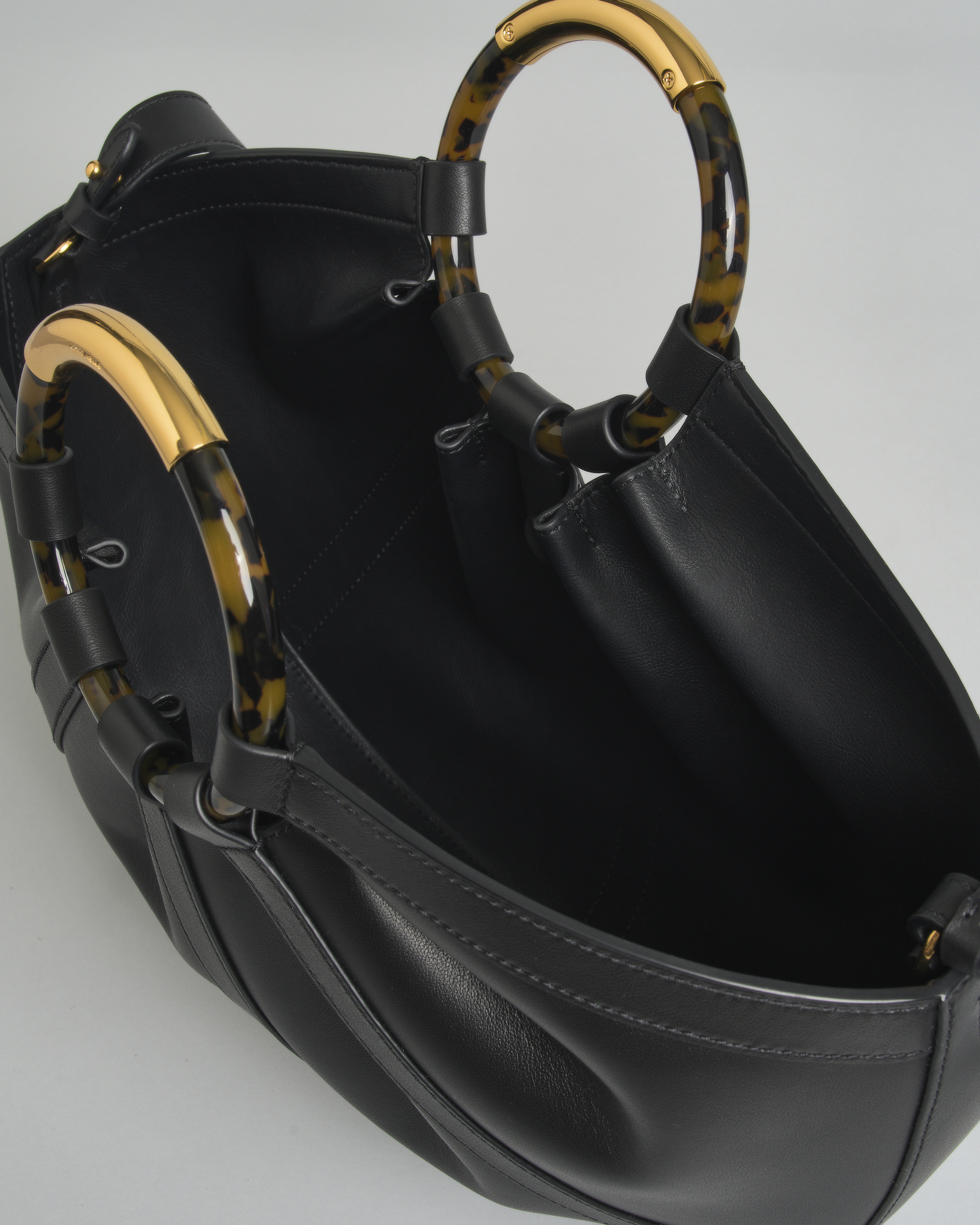 Borsa a mano Shell Medium in pelle liscia nera Coccinelle con manici effetto tartaruga image