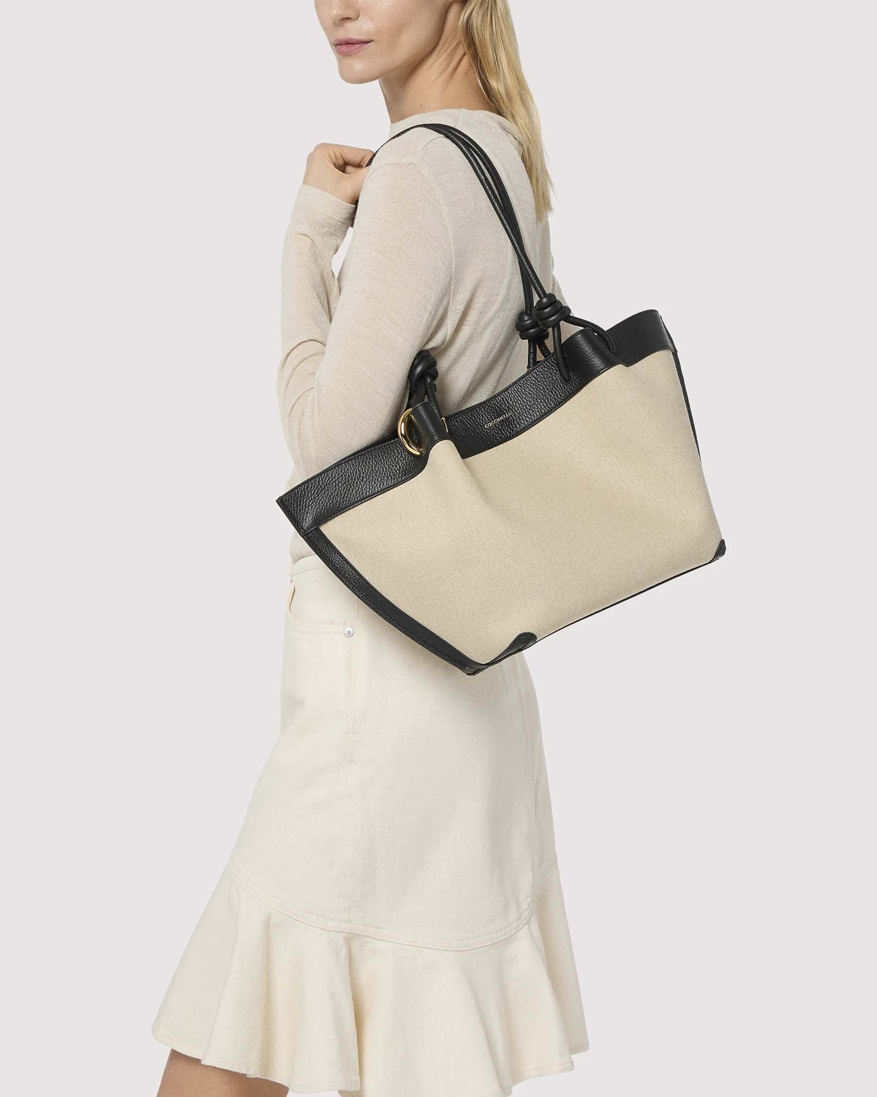 Borsa shopper Finn Medium Coccinelle in canvas con inserti e manici neri in pelle image