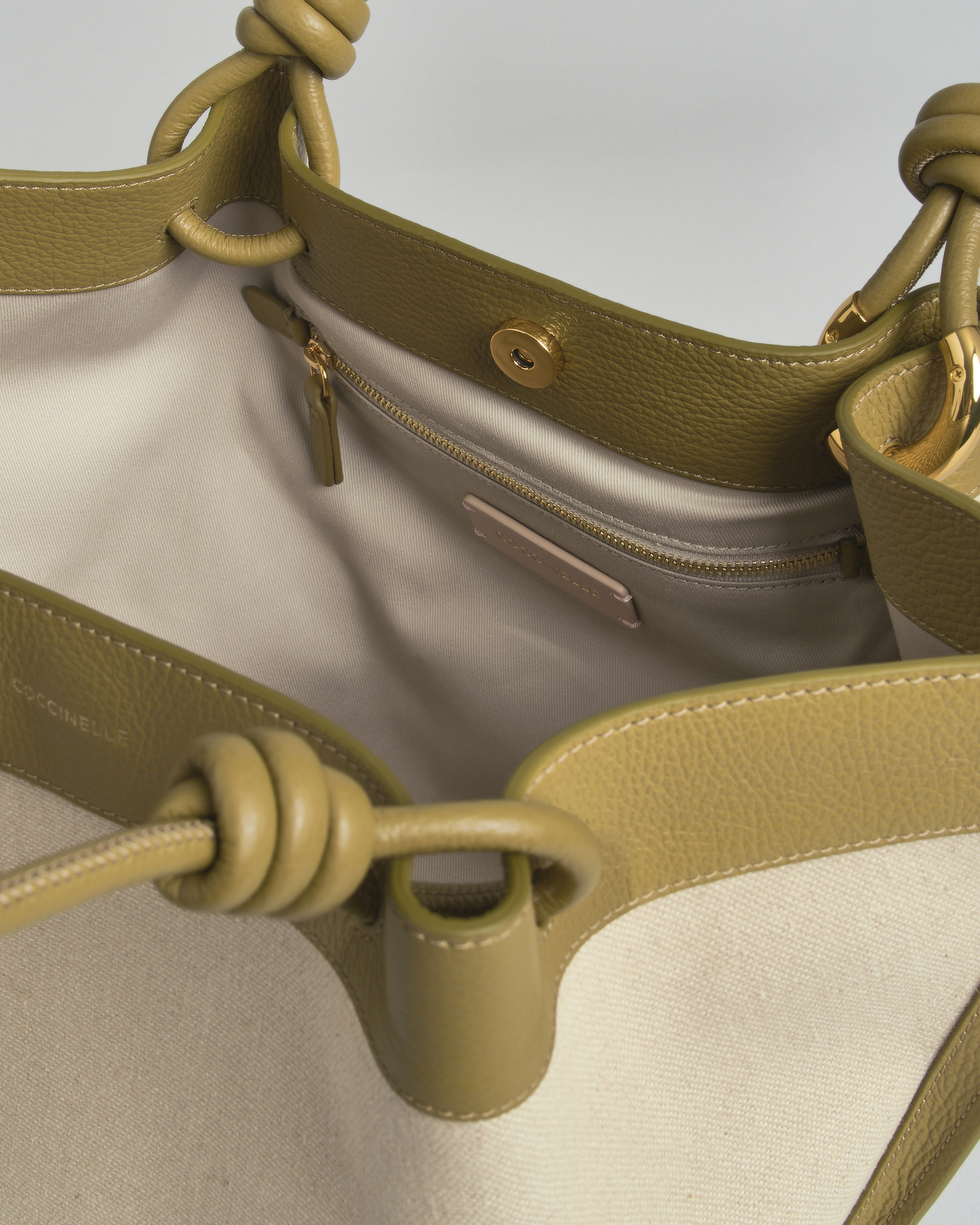 Borsa shopper Finn Medium Coccinelle in canvas con inserti e manici verdi militare in pelle image