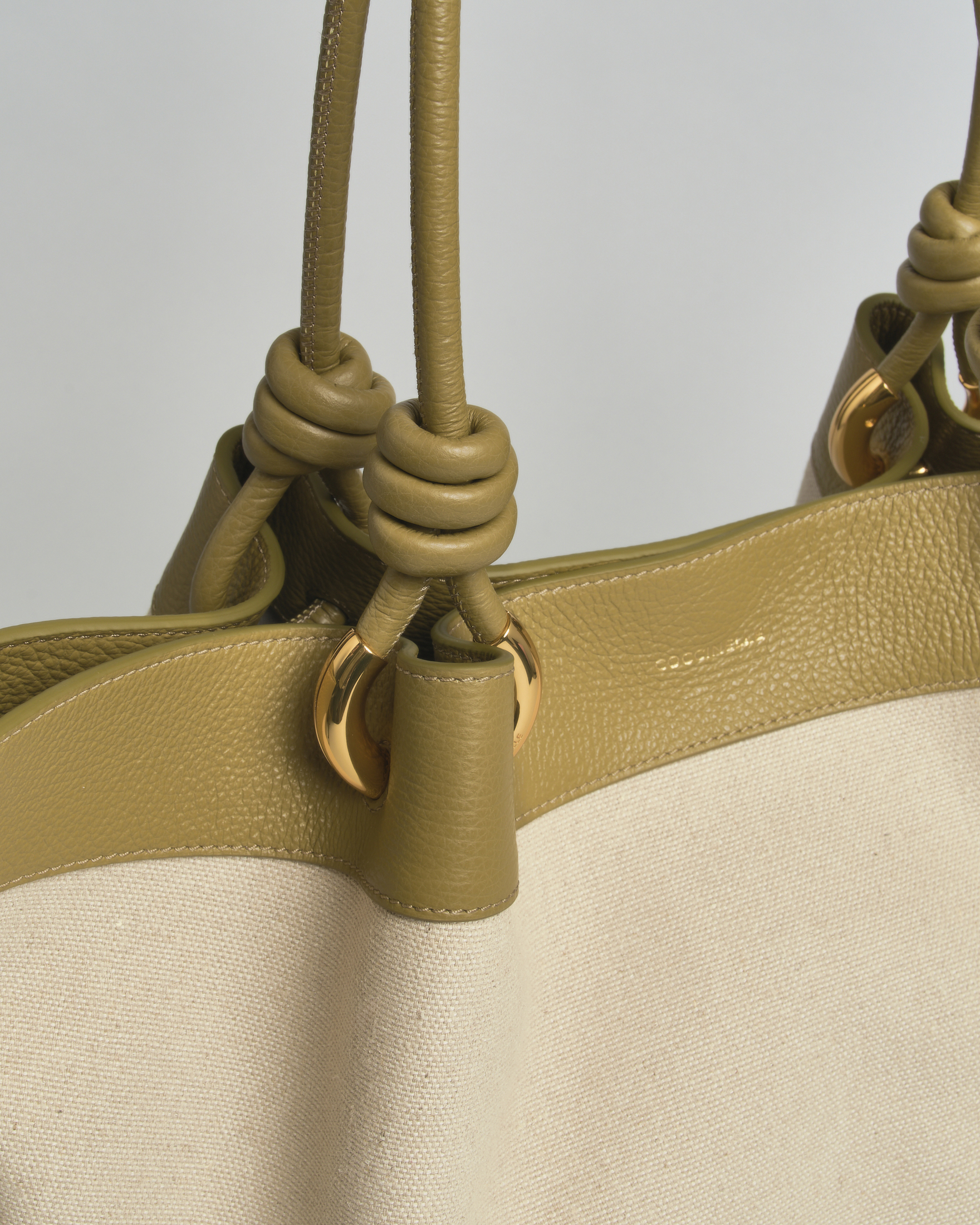 Borsa shopper grande Finn Coccinelle in canvas con inserti e manici verdi militare in pelle image